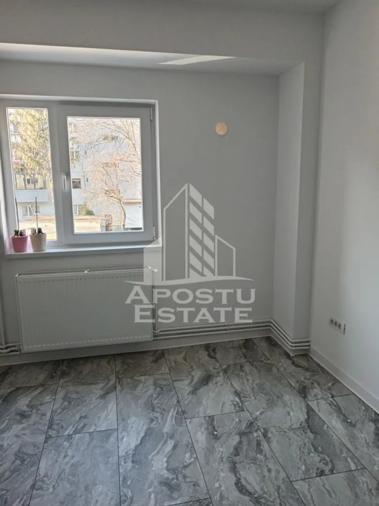 Apartament 2 camere de vanzare, zona Aradului Timisoara - APOSTU ESTATE va propune spre vanzare un apartament complet renovat, decomandat cu 2 camere, situat la etajul 1/4, in zona Aradului/Torontalului din Timisoara, jud.Timis.

Apartamentul dispune de o suprafata de 52 mp plus balcon si este compartimentat astfel:
- hol de acces
-bucatarie inchisa
- living cu iesire spre balcon
- dormitor 
- baie cu cabina de dus

Dotari:
-instalatie electrica si sanitara schimbate
-geamuri termopan

Confortul termic este asigurat prin intermediul centralei proprii.
Apartamentul a fost complet renovat in 2025.

Distante:
-Magazine,banci,farmacii la 3 min de mers pe jos
-Piata verde la 5 min de mers pe jos
- Mijloace transport in comun
-Auchan la 6 min cu masina
- Piata Unirii la 11 min cu masina
-Iulius Town la 10 min cu masina

Agentia imobiliara Apostu Estate va ofera consultanta bancara gratuita prin intermediul colaboratorilor nostri pentru alegerea celui mai potrivit tip de credit, astfel incat tu sa devi noul proprietar al acestui apartament.
Va asteptam cu drag la o vizionare!

Id intern: CP2881750