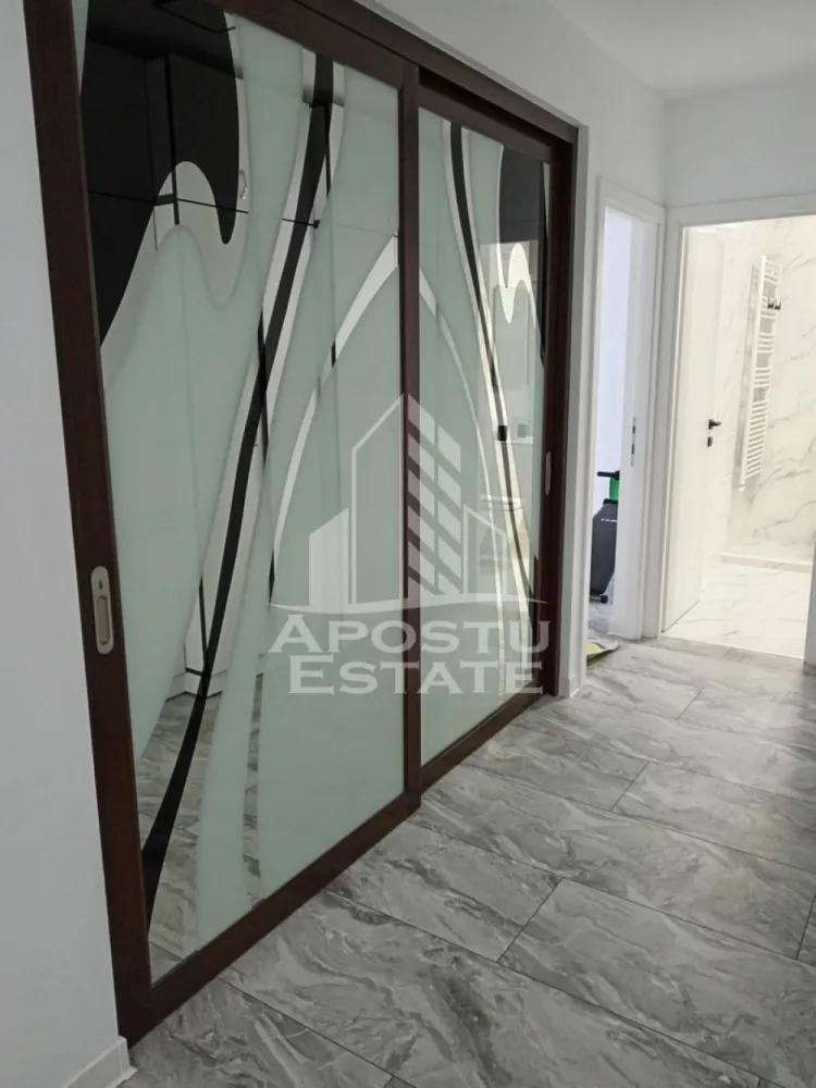Apartament 2 camere de vanzare, zona Aradului Timisoara - APOSTU ESTATE va propune spre vanzare un apartament complet renovat, decomandat cu 2 camere, situat la etajul 1/4, in zona Aradului/Torontalului din Timisoara, jud.Timis.

Apartamentul dispune de o suprafata de 52 mp plus balcon si este compartimentat astfel:
- hol de acces
-bucatarie inchisa
- living cu iesire spre balcon
- dormitor 
- baie cu cabina de dus

Dotari:
-instalatie electrica si sanitara schimbate
-geamuri termopan

Confortul termic este asigurat prin intermediul centralei proprii.
Apartamentul a fost complet renovat in 2025.

Distante:
-Magazine,banci,farmacii la 3 min de mers pe jos
-Piata verde la 5 min de mers pe jos
- Mijloace transport in comun
-Auchan la 6 min cu masina
- Piata Unirii la 11 min cu masina
-Iulius Town la 10 min cu masina

Agentia imobiliara Apostu Estate va ofera consultanta bancara gratuita prin intermediul colaboratorilor nostri pentru alegerea celui mai potrivit tip de credit, astfel incat tu sa devi noul proprietar al acestui apartament.
Va asteptam cu drag la o vizionare!

Id intern: CP2881750