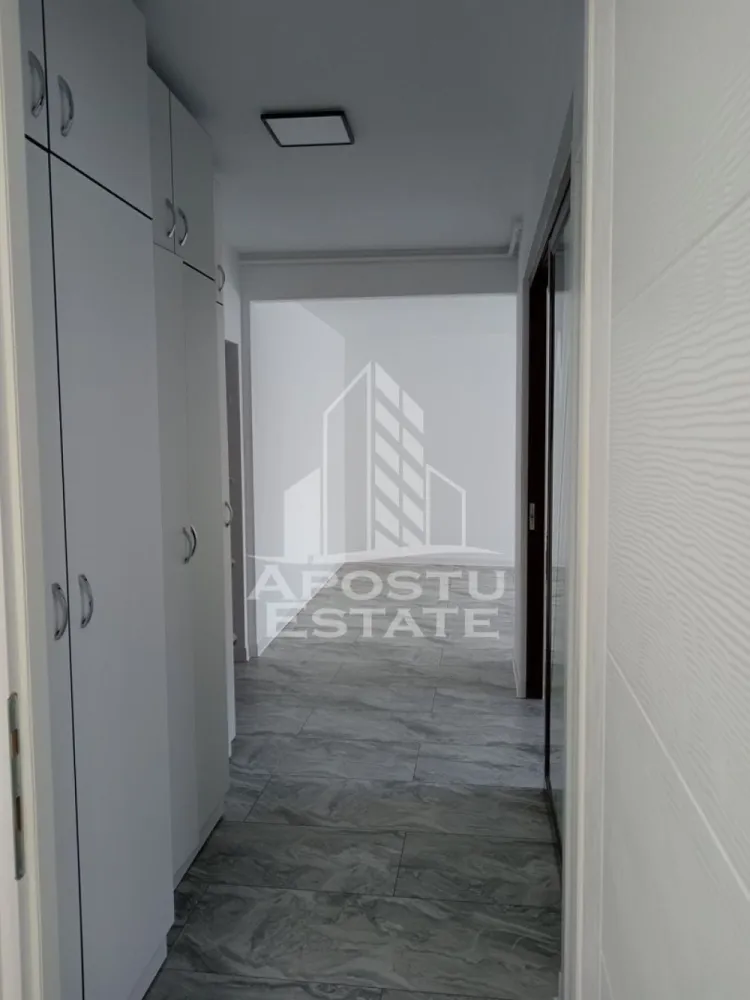 Apartament 2 camere de vanzare, zona Aradului Timisoara - APOSTU ESTATE va propune spre vanzare un apartament complet renovat, decomandat cu 2 camere, situat la etajul 1/4, in zona Aradului/Torontalului din Timisoara, jud.Timis.

Apartamentul dispune de o suprafata de 52 mp plus balcon si este compartimentat astfel:
- hol de acces
-bucatarie inchisa
- living cu iesire spre balcon
- dormitor 
- baie cu cabina de dus

Dotari:
-instalatie electrica si sanitara schimbate
-geamuri termopan

Confortul termic este asigurat prin intermediul centralei proprii.
Apartamentul a fost complet renovat in 2025.

Distante:
-Magazine,banci,farmacii la 3 min de mers pe jos
-Piata verde la 5 min de mers pe jos
- Mijloace transport in comun
-Auchan la 6 min cu masina
- Piata Unirii la 11 min cu masina
-Iulius Town la 10 min cu masina

Agentia imobiliara Apostu Estate va ofera consultanta bancara gratuita prin intermediul colaboratorilor nostri pentru alegerea celui mai potrivit tip de credit, astfel incat tu sa devi noul proprietar al acestui apartament.
Va asteptam cu drag la o vizionare!

Id intern: CP2881750