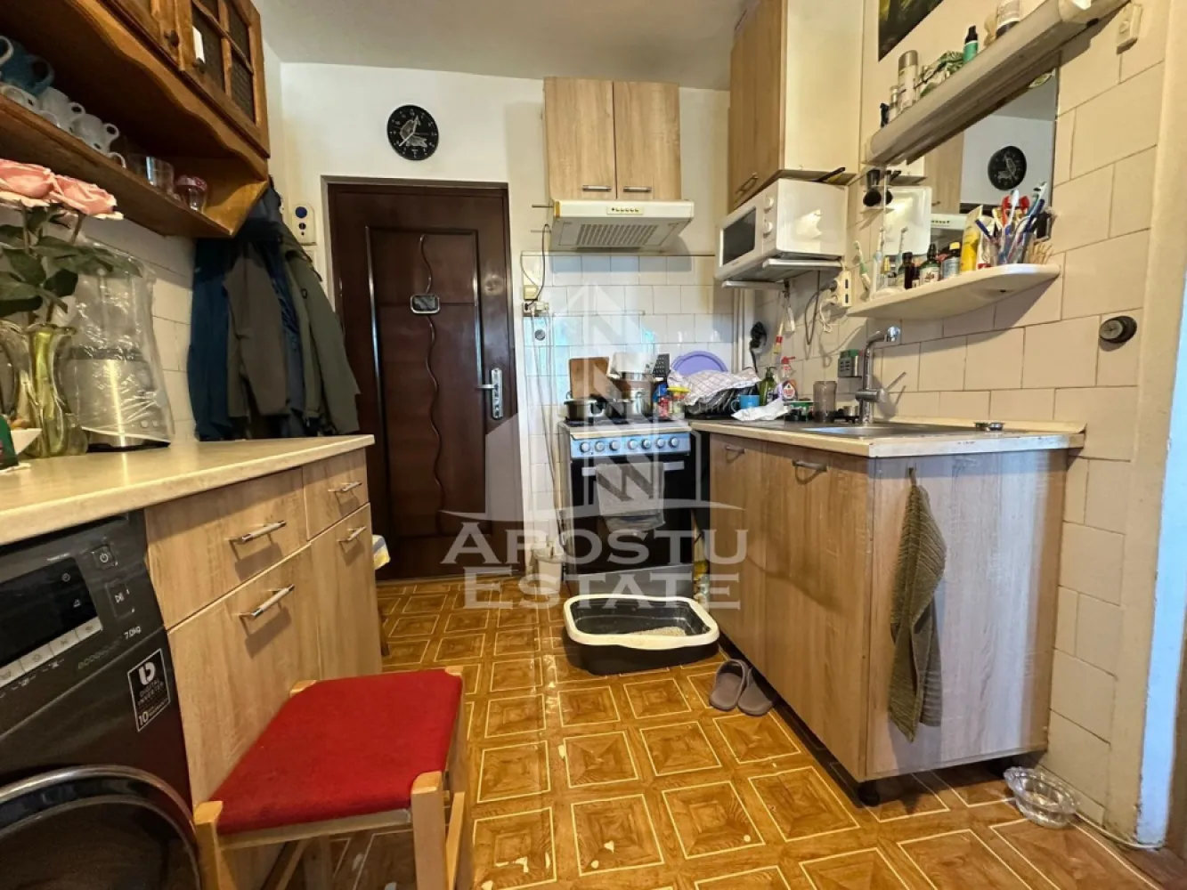 Garsoniera de vanzare la etajul 1, zona Dambovita, Timisoara - Agentia imobiliara APOSTU ESTATE va propune spre vanzare o garsoniera bine compartimentata cu doua camere si o suprafata utila de 21 mp, localizata in judetul Timis, Timisoara, zona Dambovita
Dispune de debara, anexa separata si WC propriu, individual. Usa comuna este folosita doar de o alta persoana, oferind intimitate.
Beneficiaza de izolare termica, pereti fara igrasie, geamuri termopan cu 5 camere de calitate si aer conditionat Beko cu inverter. 
Necesita renovare, ceea ce o face perfecta pentru a fi amenajata dupa propriul gust.
Locatia este excelenta: statia de tramvai, scoala, farmacie si magazine sunt la doar 100 de metri, pompa de apa naturala la 20 de metri, iar Raul Bega se afla la 200 de metri. Ideal pentru cei care cauta un apartament central, linistit si cu potential de valorizare.
Agentia imobiliara Apostu Estate va ofera consultanta bancara gratuita prin intermediul colaboratorilor nostri pentru alegerea celui mai potrivit tip de credit, astfel incat tu sa devi noul proprietar al acestui apartament.
Va asteptam cu drag la o vizionare!
ID intern: CP2881607.