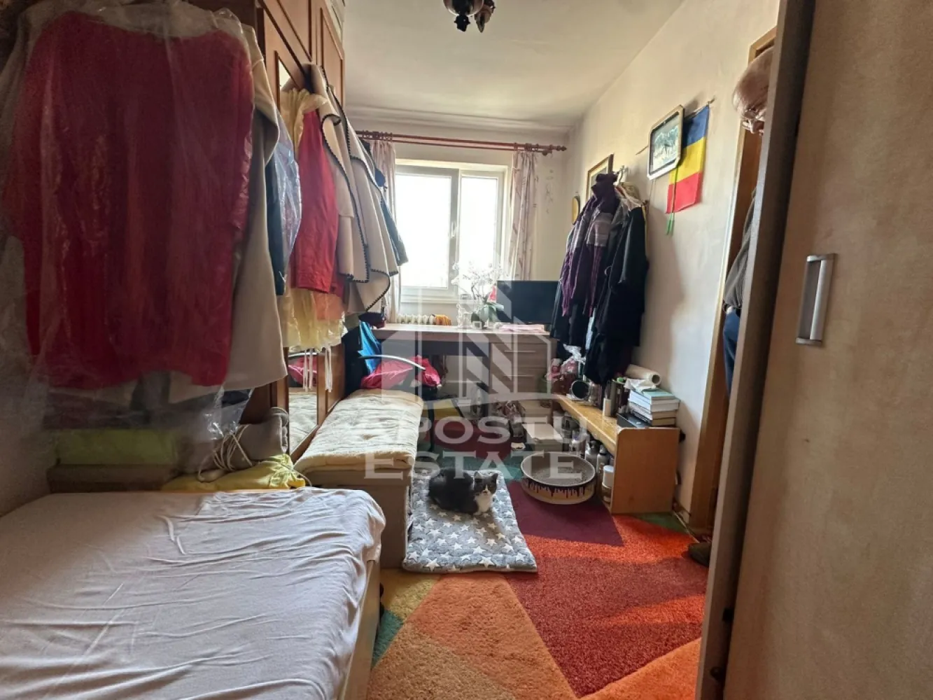 Garsoniera de vanzare la etajul 1, zona Dambovita, Timisoara - Agentia imobiliara APOSTU ESTATE va propune spre vanzare o garsoniera bine compartimentata cu doua camere si o suprafata utila de 21 mp, localizata in judetul Timis, Timisoara, zona Dambovita
Dispune de debara, anexa separata si WC propriu, individual. Usa comuna este folosita doar de o alta persoana, oferind intimitate.
Beneficiaza de izolare termica, pereti fara igrasie, geamuri termopan cu 5 camere de calitate si aer conditionat Beko cu inverter. 
Necesita renovare, ceea ce o face perfecta pentru a fi amenajata dupa propriul gust.
Locatia este excelenta: statia de tramvai, scoala, farmacie si magazine sunt la doar 100 de metri, pompa de apa naturala la 20 de metri, iar Raul Bega se afla la 200 de metri. Ideal pentru cei care cauta un apartament central, linistit si cu potential de valorizare.
Agentia imobiliara Apostu Estate va ofera consultanta bancara gratuita prin intermediul colaboratorilor nostri pentru alegerea celui mai potrivit tip de credit, astfel incat tu sa devi noul proprietar al acestui apartament.
Va asteptam cu drag la o vizionare!
ID intern: CP2881607.