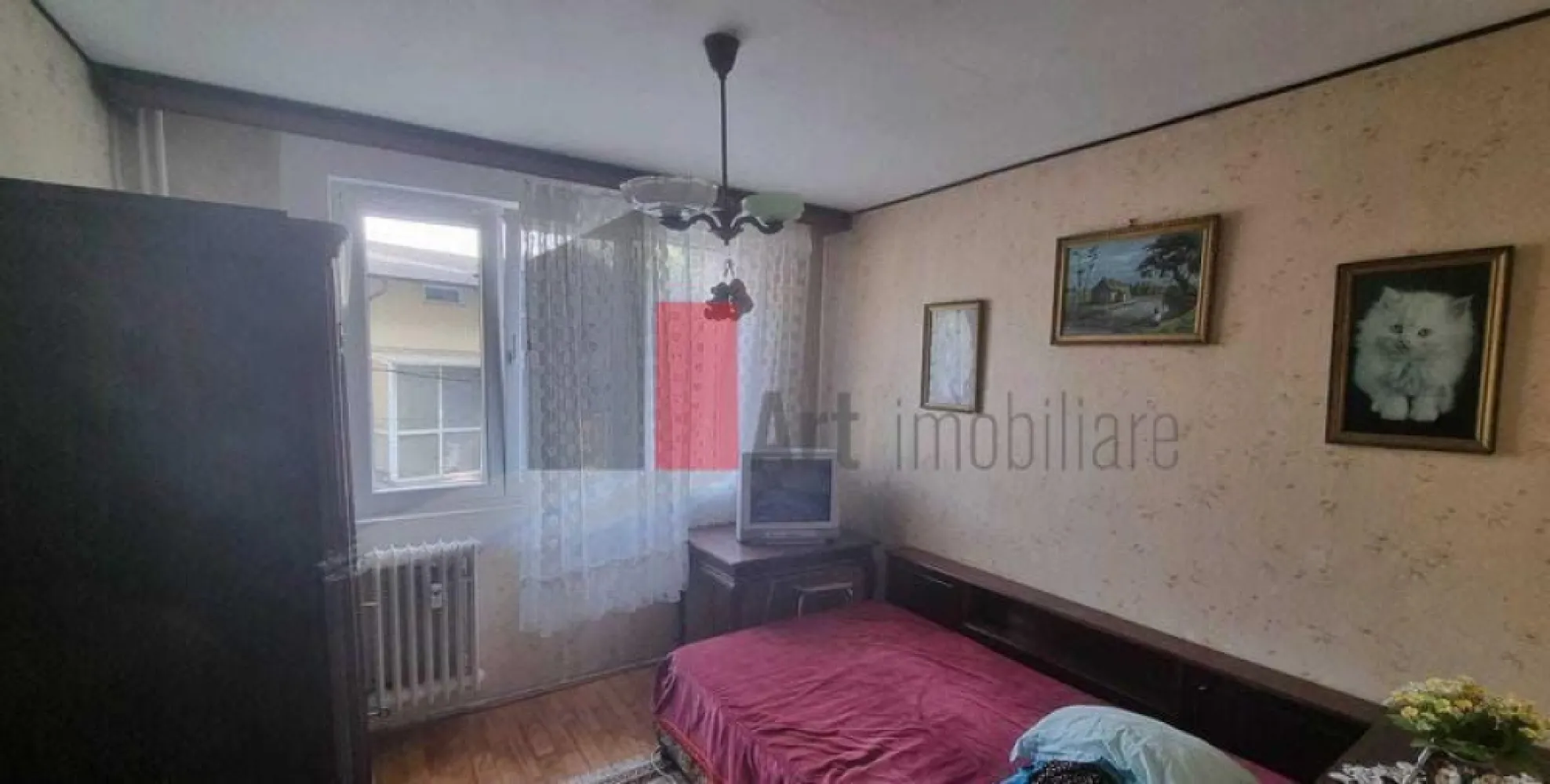 Vânzare apartament decomandat 4 camere Bd. Brâncoveanu - Vă prezint un apartament decomandat de 4 camere, orientat spre sud, aflat la etajul 1/4. Imobilul este izolat și nu este inclus în nici o clasă de risc sau de urgență. 
Balconul tip logie este închis. Ușa de la intrare este metalică.

Apartamentul este mobilat și utilat, ca în fotografii.
În afară de lucrările de întreținere, nu s-au efectuat alte lucrări de îmbunătățire. 
Se acceptă credit.
Toate actele sunt pregătite.

În apropiere sunt Liceul Onicescu și Școala Generală 108.
Stațiile de metrou Brâncoveanu și Piața Sudului sunt la 10-15 minute de mers cu mijloacele de transport în comun. Linii STB: 116, 216. 114, 76, 381.

Vă aștept cu drag la vizionare!