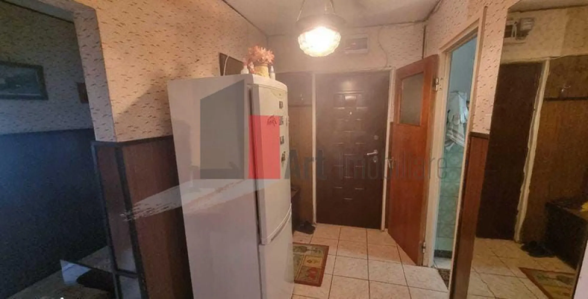 Vânzare apartament decomandat 4 camere Bd. Brâncoveanu - Vă prezint un apartament decomandat de 4 camere, orientat spre sud, aflat la etajul 1/4. Imobilul este izolat și nu este inclus în nici o clasă de risc sau de urgență. 
Balconul tip logie este închis. Ușa de la intrare este metalică.

Apartamentul este mobilat și utilat, ca în fotografii.
În afară de lucrările de întreținere, nu s-au efectuat alte lucrări de îmbunătățire. 
Se acceptă credit.
Toate actele sunt pregătite.

În apropiere sunt Liceul Onicescu și Școala Generală 108.
Stațiile de metrou Brâncoveanu și Piața Sudului sunt la 10-15 minute de mers cu mijloacele de transport în comun. Linii STB: 116, 216. 114, 76, 381.

Vă aștept cu drag la vizionare!