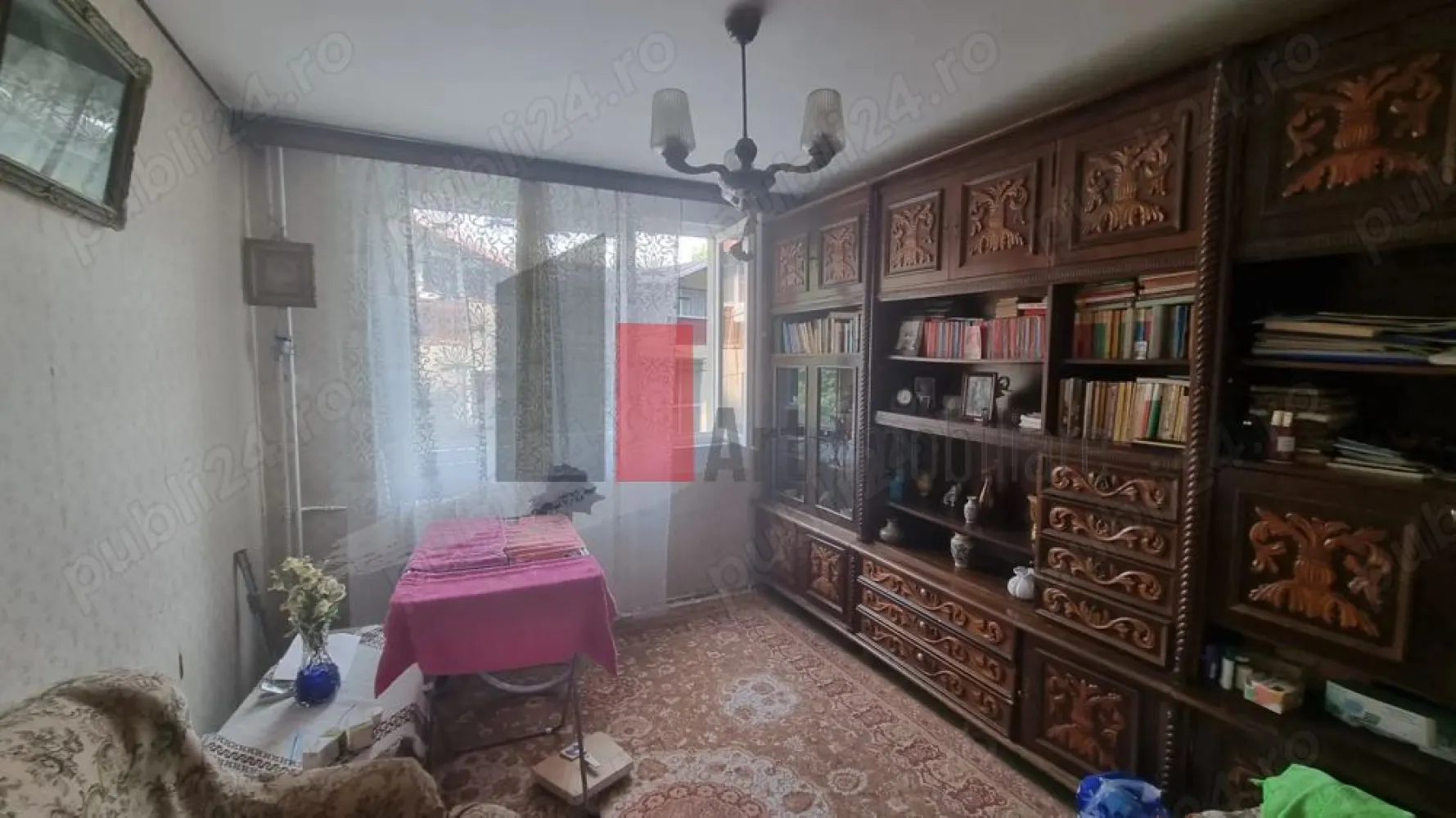 Vânzare apartament decomandat 4 camere Bd. Brâncoveanu - Vă prezint un apartament decomandat de 4 camere, orientat spre sud, aflat la etajul 1/4. Imobilul este izolat și nu este inclus în nici o clasă de risc sau de urgență. 
Balconul tip logie este închis. Ușa de la intrare este metalică.

Apartamentul este mobilat și utilat, ca în fotografii.
În afară de lucrările de întreținere, nu s-au efectuat alte lucrări de îmbunătățire. 
Se acceptă credit.
Toate actele sunt pregătite.

În apropiere sunt Liceul Onicescu și Școala Generală 108.
Stațiile de metrou Brâncoveanu și Piața Sudului sunt la 10-15 minute de mers cu mijloacele de transport în comun. Linii STB: 116, 216. 114, 76, 381.

Vă aștept cu drag la vizionare!