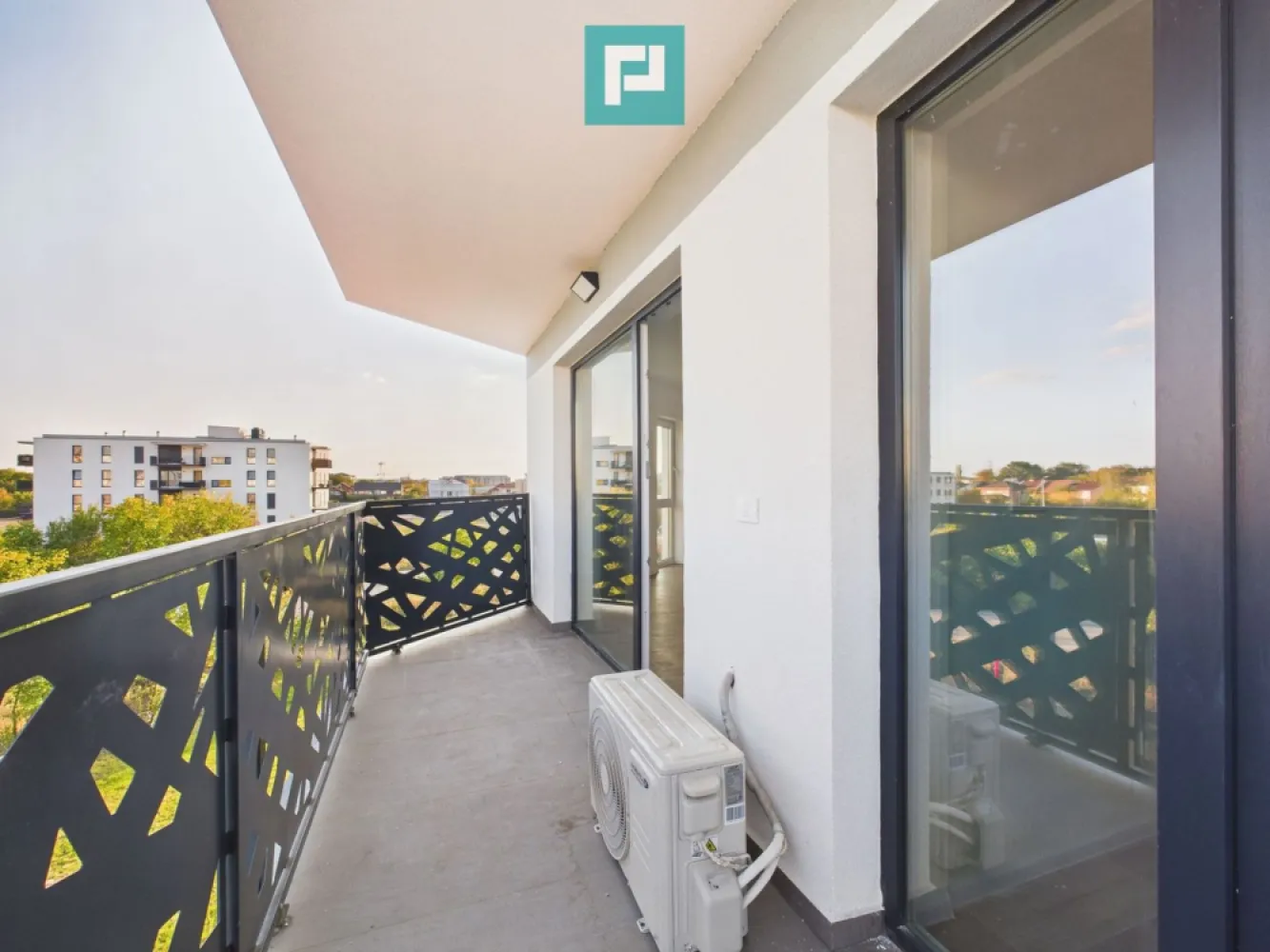 Apartament cu 2 camere | Etaj 2 | Zona Aradului - Apartament modern cu 2 camere, situat în Zona Aradului – una dintre cele mai dinamice și căutate zone din Timișoara.

~ Proprietatea este amplasată într-un imobil nou (2025) și se remarcă printr-o compartimentare eficientă, finisaje de actualitate și confort sporit. 
~ Este alegerea ideală atât pentru locuit, cât și pentru o investiție sigură, cu potențial ridicat de închiriere.

Compartimentare și suprafețe :
• Suprafață utilă: ~ 42 mp
• Balcon: ~ 8 mp
• Etaj 2 din 4
• Bloc cu lift

Confort și dotări :
• Încălzire în pardoseală + centrală proprie
• Baie cu geam (lumină naturală)
• Geamuri tripan și izolație exterioară
• Balcon cu vedere deschisă

Parcare :
• Loc subteran disponibil opțional – 9.000 euro

~ Zona oferă acces rapid către puncte de interes: magazine, transport public, centre comerciale și zone office.

~ Pentru detalii și programarea unei vizionări :

Marian Dobre – Consultant Imobiliar PropertyLab
Telefon: 0773 700 389

Cod proprietate: 2881415