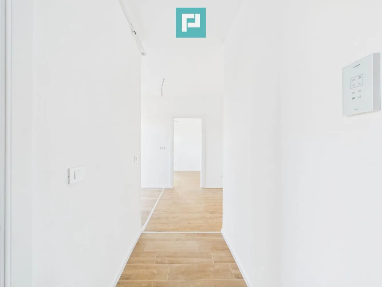 Apartament cu 2 camere | Etaj 2 | Zona Aradului - Apartament modern cu 2 camere, situat în Zona Aradului – una dintre cele mai dinamice și căutate zone din Timișoara.

~ Proprietatea este amplasată într-un imobil nou (2025) și se remarcă printr-o compartimentare eficientă, finisaje de actualitate și confort sporit. 
~ Este alegerea ideală atât pentru locuit, cât și pentru o investiție sigură, cu potențial ridicat de închiriere.

Compartimentare și suprafețe :
• Suprafață utilă: ~ 42 mp
• Balcon: ~ 8 mp
• Etaj 2 din 4
• Bloc cu lift

Confort și dotări :
• Încălzire în pardoseală + centrală proprie
• Baie cu geam (lumină naturală)
• Geamuri tripan și izolație exterioară
• Balcon cu vedere deschisă

Parcare :
• Loc subteran disponibil opțional – 9.000 euro

~ Zona oferă acces rapid către puncte de interes: magazine, transport public, centre comerciale și zone office.

~ Pentru detalii și programarea unei vizionări :

Marian Dobre – Consultant Imobiliar PropertyLab
Telefon: 0773 700 389

Cod proprietate: 2881415