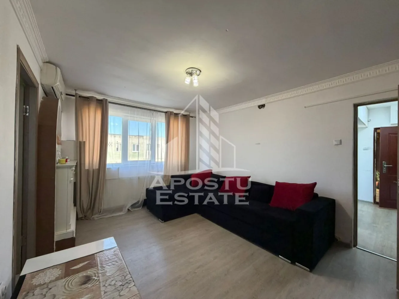 Apartament semidecomandat, 2 camere, centrala proprie,Sagului - APOSTU ESTATE are placerea de a va propune spre vanzare un apartament cu 2 camere, semidecomandat, cu centrala proprie, localizat in zona Sagului.
Apartamentul este situat la etajul 4 din 4 si are suprafata de 38mp utili+ balcon
Compartimentare:
- Hol de acces
- Bucatarie utilata
- Living 
- Dormitor
- Baie cu geam
- Balcon inchis
Confortul termic este realizat prin intermediul centralei proprii pe gaz.Apartamentul se preda mobilat si utilat.
Zona linistita cu numeroase facilitati si puncte de interes precum statie de autobuz, magazine, supermarket Lidl, Kaufland, Penny, piata, institutii farmaceutice, institutii bancare.
Acceptam orice tip de credit bancar. Oferim consultanta si solutii financiare prin colaboratorii nostri.
Va asteptam cu drag la o vizionare chiar astazi!
CP2881356