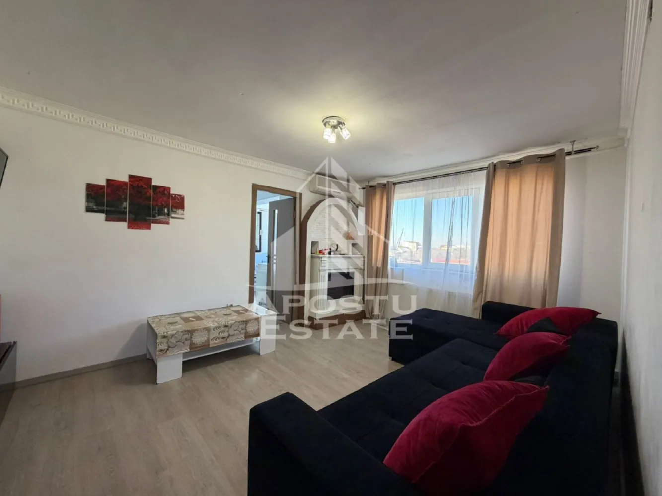 Apartament semidecomandat, 2 camere, centrala proprie,Sagului - APOSTU ESTATE are placerea de a va propune spre vanzare un apartament cu 2 camere, semidecomandat, cu centrala proprie, localizat in zona Sagului.
Apartamentul este situat la etajul 4 din 4 si are suprafata de 38mp utili+ balcon
Compartimentare:
- Hol de acces
- Bucatarie utilata
- Living 
- Dormitor
- Baie cu geam
- Balcon inchis
Confortul termic este realizat prin intermediul centralei proprii pe gaz.Apartamentul se preda mobilat si utilat.
Zona linistita cu numeroase facilitati si puncte de interes precum statie de autobuz, magazine, supermarket Lidl, Kaufland, Penny, piata, institutii farmaceutice, institutii bancare.
Acceptam orice tip de credit bancar. Oferim consultanta si solutii financiare prin colaboratorii nostri.
Va asteptam cu drag la o vizionare chiar astazi!
CP2881356