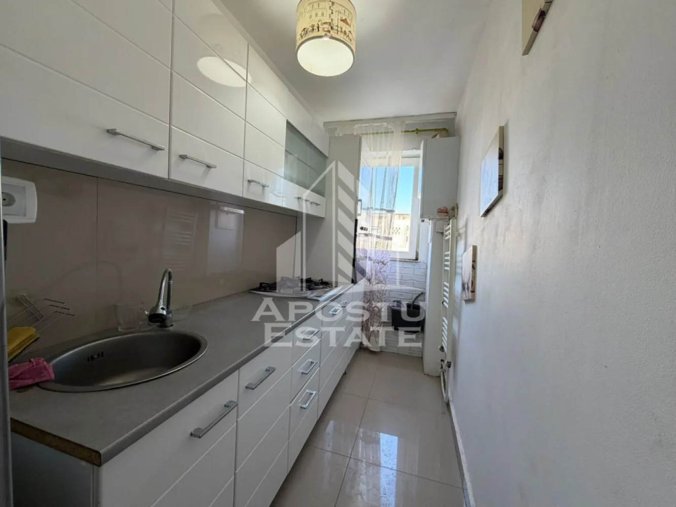 Apartament semidecomandat, 2 camere, centrala proprie,Sagului - APOSTU ESTATE are placerea de a va propune spre vanzare un apartament cu 2 camere, semidecomandat, cu centrala proprie, localizat in zona Sagului.
Apartamentul este situat la etajul 4 din 4 si are suprafata de 38mp utili+ balcon
Compartimentare:
- Hol de acces
- Bucatarie utilata
- Living 
- Dormitor
- Baie cu geam
- Balcon inchis
Confortul termic este realizat prin intermediul centralei proprii pe gaz.Apartamentul se preda mobilat si utilat.
Zona linistita cu numeroase facilitati si puncte de interes precum statie de autobuz, magazine, supermarket Lidl, Kaufland, Penny, piata, institutii farmaceutice, institutii bancare.
Acceptam orice tip de credit bancar. Oferim consultanta si solutii financiare prin colaboratorii nostri.
Va asteptam cu drag la o vizionare chiar astazi!
CP2881356
