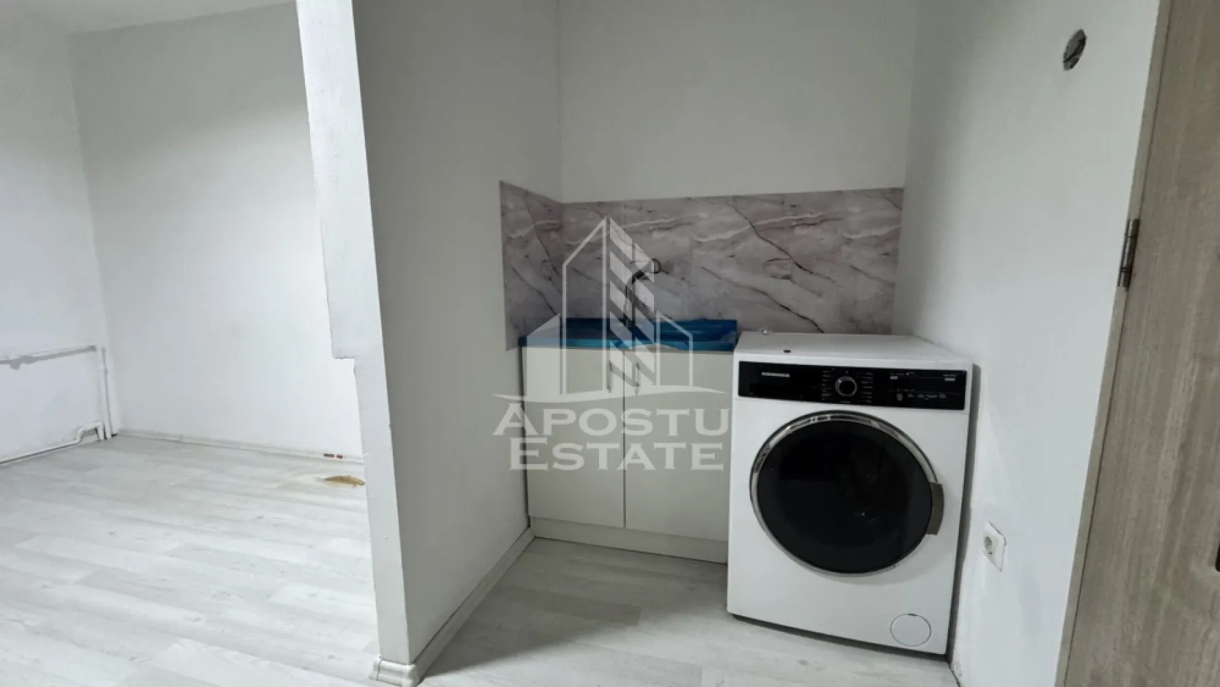 Garsoniera , etaj 4/4, zona Sagului - APOSTU ESTATE va ofera spre vanzare o garsoniera, aflat la etajul 4 al unui imobil cu 4 etaje , situat în zona Sagului la doar 3 minute de Shopping City.

Garsoniera are o suprafata utila de 20mp, compartimentata astfel:
- 1 dormitor - living
- 1 bucatarie cu usa
- 1 baie cu cabina de dus

Apartamentul dispune de usa metalica la intrare, ferestre pvc si parchet laminat.

Confortul termic este realizat prin intermediul Colterm.

Datorita amplasarii imobilului accesul este facil catre punctele cu interes major din zona precum magazine, statiile mijloacelor de transport in comun sau unitati de invatament.

ID INTERN: CP2881253
