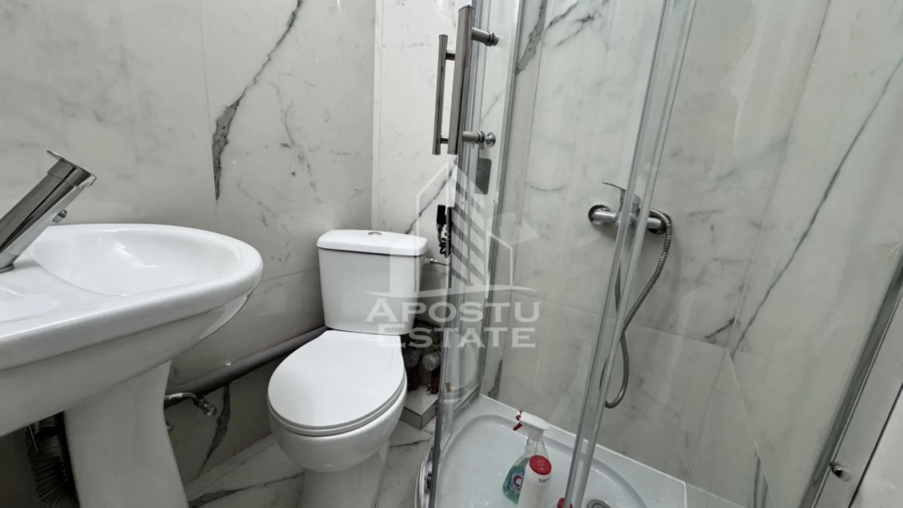Garsoniera , etaj 4/4, zona Sagului - APOSTU ESTATE va ofera spre vanzare o garsoniera, aflat la etajul 4 al unui imobil cu 4 etaje , situat în zona Sagului la doar 3 minute de Shopping City.

Garsoniera are o suprafata utila de 20mp, compartimentata astfel:
- 1 dormitor - living
- 1 bucatarie cu usa
- 1 baie cu cabina de dus

Apartamentul dispune de usa metalica la intrare, ferestre pvc si parchet laminat.

Confortul termic este realizat prin intermediul Colterm.

Datorita amplasarii imobilului accesul este facil catre punctele cu interes major din zona precum magazine, statiile mijloacelor de transport in comun sau unitati de invatament.

ID INTERN: CP2881253