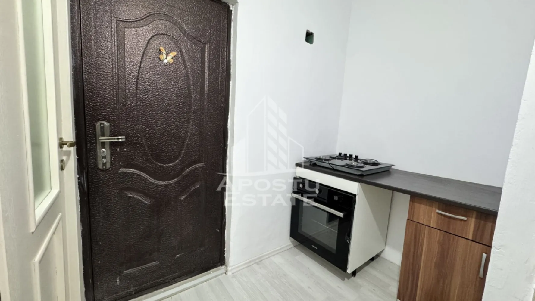 Garsoniera , etaj 4/4, zona Sagului - APOSTU ESTATE va ofera spre vanzare o garsoniera, aflat la etajul 4 al unui imobil cu 4 etaje , situat în zona Sagului la doar 3 minute de Shopping City.

Garsoniera are o suprafata utila de 20mp, compartimentata astfel:
- 1 dormitor - living
- 1 bucatarie cu usa
- 1 baie cu cabina de dus

Apartamentul dispune de usa metalica la intrare, ferestre pvc si parchet laminat.

Confortul termic este realizat prin intermediul Colterm.

Datorita amplasarii imobilului accesul este facil catre punctele cu interes major din zona precum magazine, statiile mijloacelor de transport in comun sau unitati de invatament.

ID INTERN: CP2881253