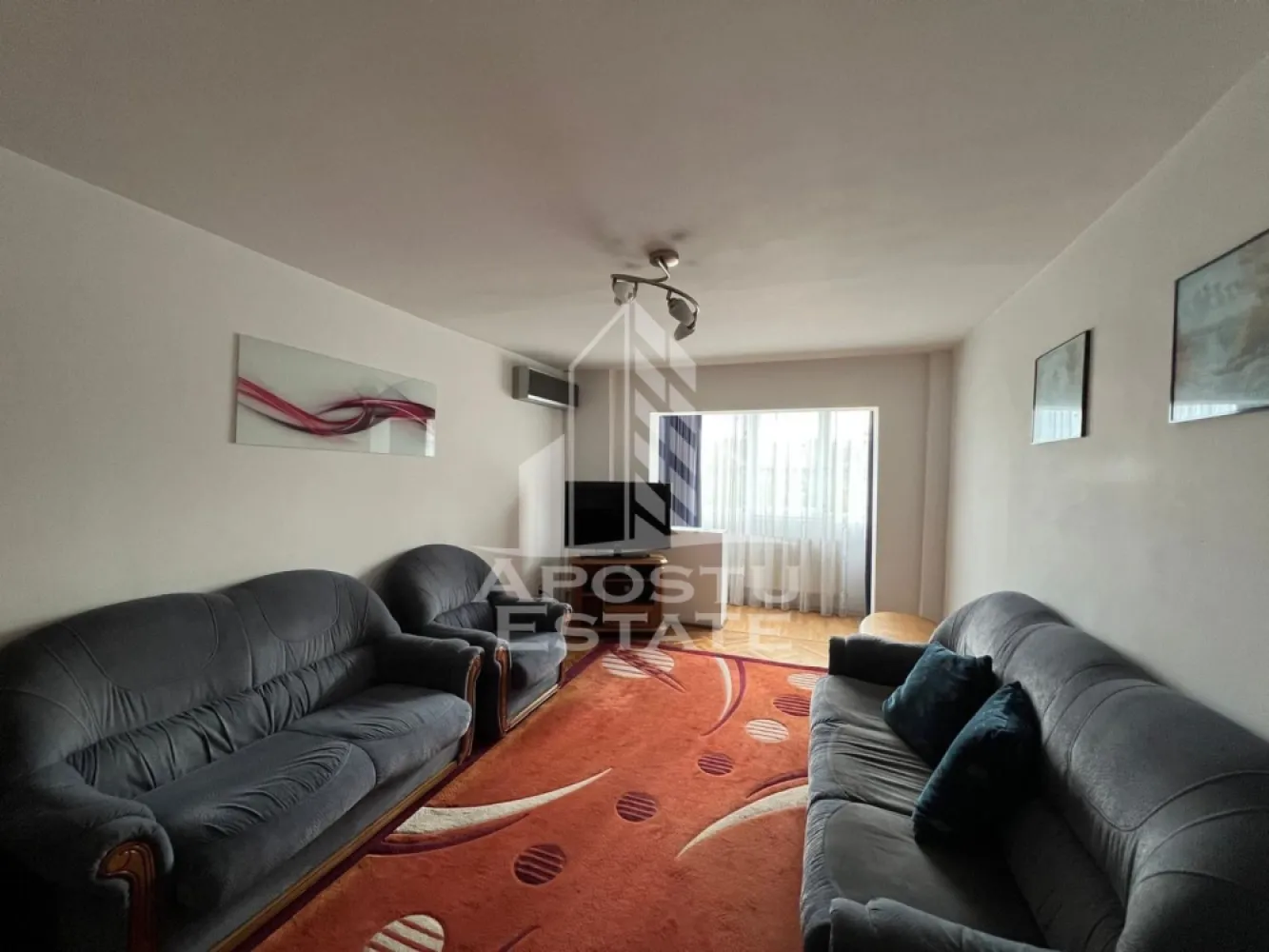 Apartament 3 camere de inchiriat , Aradului - timisoara - APOSTU ESTATE vă propune spre închiriere un apartament spațios și elegant, cu 3 camere, situat într-o zonă liniștită și bine conectată din Torontalului ideal pentru familii sau persoane care doresc un spațiu generos și confortabil.

Suprafață utilă: 70 mp
Compartimentare eficientă:
Hol de acces generos
Bucătărie complet mobilată și utilată, cu loc de luat masa
Living luminos și spațios - canapeaua se va schimba , se va cumpara una noua
Dormitor matrimonial mobilat
Cameră secundară mobilata
Baie principală cu cadă și geam pentru ventilație naturală
Grup sanitar de serviciu

Confort și facilități:
Centrală termică proprie pe gaz
Aer condiționat
Apartamentul este complet mobilat și utilat
Localizare: Zona Torontalului -liniște, acces facil spre oraș, în apropiere de magazine, școli și mijloace de transport în comun.

Ideal pentru:
Familii
Cupluri
Profesioniști care lucrează remote sau au nevoie de birou acasă

Preț chirie: 400E
Programează o vizionare!
ID intern: CP2881110