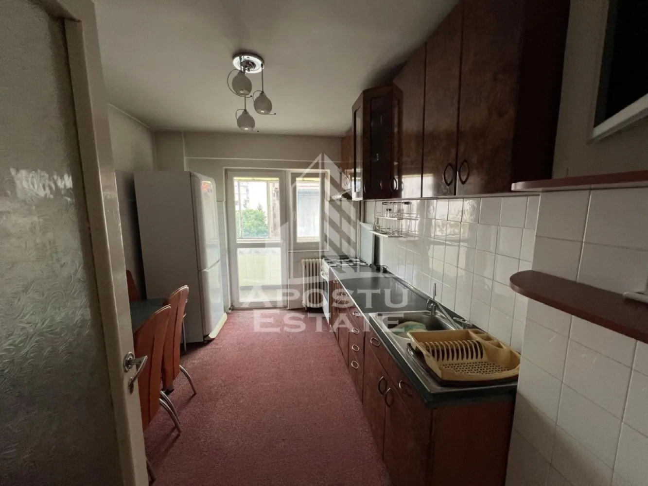 Apartament 3 camere de inchiriat , Aradului - timisoara - APOSTU ESTATE vă propune spre închiriere un apartament spațios și elegant, cu 3 camere, situat într-o zonă liniștită și bine conectată din Torontalului ideal pentru familii sau persoane care doresc un spațiu generos și confortabil.

Suprafață utilă: 70 mp
Compartimentare eficientă:
Hol de acces generos
Bucătărie complet mobilată și utilată, cu loc de luat masa
Living luminos și spațios - canapeaua se va schimba , se va cumpara una noua
Dormitor matrimonial mobilat
Cameră secundară mobilata
Baie principală cu cadă și geam pentru ventilație naturală
Grup sanitar de serviciu

Confort și facilități:
Centrală termică proprie pe gaz
Aer condiționat
Apartamentul este complet mobilat și utilat
Localizare: Zona Torontalului -liniște, acces facil spre oraș, în apropiere de magazine, școli și mijloace de transport în comun.

Ideal pentru:
Familii
Cupluri
Profesioniști care lucrează remote sau au nevoie de birou acasă

Preț chirie: 400E
Programează o vizionare!
ID intern: CP2881110