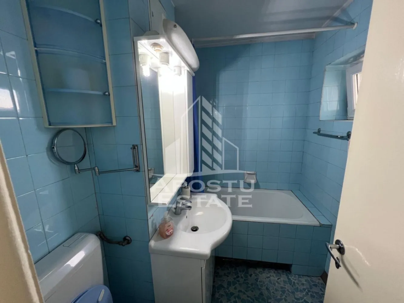 Apartament 3 camere de inchiriat , Aradului - timisoara - APOSTU ESTATE vă propune spre închiriere un apartament spațios și elegant, cu 3 camere, situat într-o zonă liniștită și bine conectată din Torontalului ideal pentru familii sau persoane care doresc un spațiu generos și confortabil.

Suprafață utilă: 70 mp
Compartimentare eficientă:
Hol de acces generos
Bucătărie complet mobilată și utilată, cu loc de luat masa
Living luminos și spațios - canapeaua se va schimba , se va cumpara una noua
Dormitor matrimonial mobilat
Cameră secundară mobilata
Baie principală cu cadă și geam pentru ventilație naturală
Grup sanitar de serviciu

Confort și facilități:
Centrală termică proprie pe gaz
Aer condiționat
Apartamentul este complet mobilat și utilat
Localizare: Zona Torontalului -liniște, acces facil spre oraș, în apropiere de magazine, școli și mijloace de transport în comun.

Ideal pentru:
Familii
Cupluri
Profesioniști care lucrează remote sau au nevoie de birou acasă

Preț chirie: 400E
Programează o vizionare!
ID intern: CP2881110