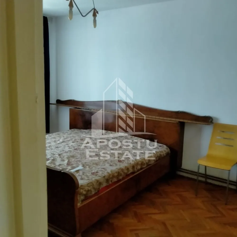 Apartament 3 camere, decomandat cu centrala proprie langa Medicina - Apostu Estate vă propune spre vânzare un apartament cu 3 camere cu balcon, decomandat, situat în apropierea Facultății de Medicină. Apartamentul este poziționat la etajul 4 al unui imobil cu 4 etaje. 

Locuința necesită renovare, oferindu-vă astfel posibilitatea de a o personaliza conform propriului stil. Datorită poziționării într-o zonă foarte căutată pentru închiriere, această proprietate poate genera profituri generoase.

Apartamentul se vinde așa cum este prezentat în poze, ultimele îmbunătățiri fiind centrala proprie pe gaz și înlocuirea ferestrelor cu tâmplărie PVC și geamuri termopan.
Pretul solicitat de proprietar este negociabil.

Vă așteptăm cu drag la vizionare!