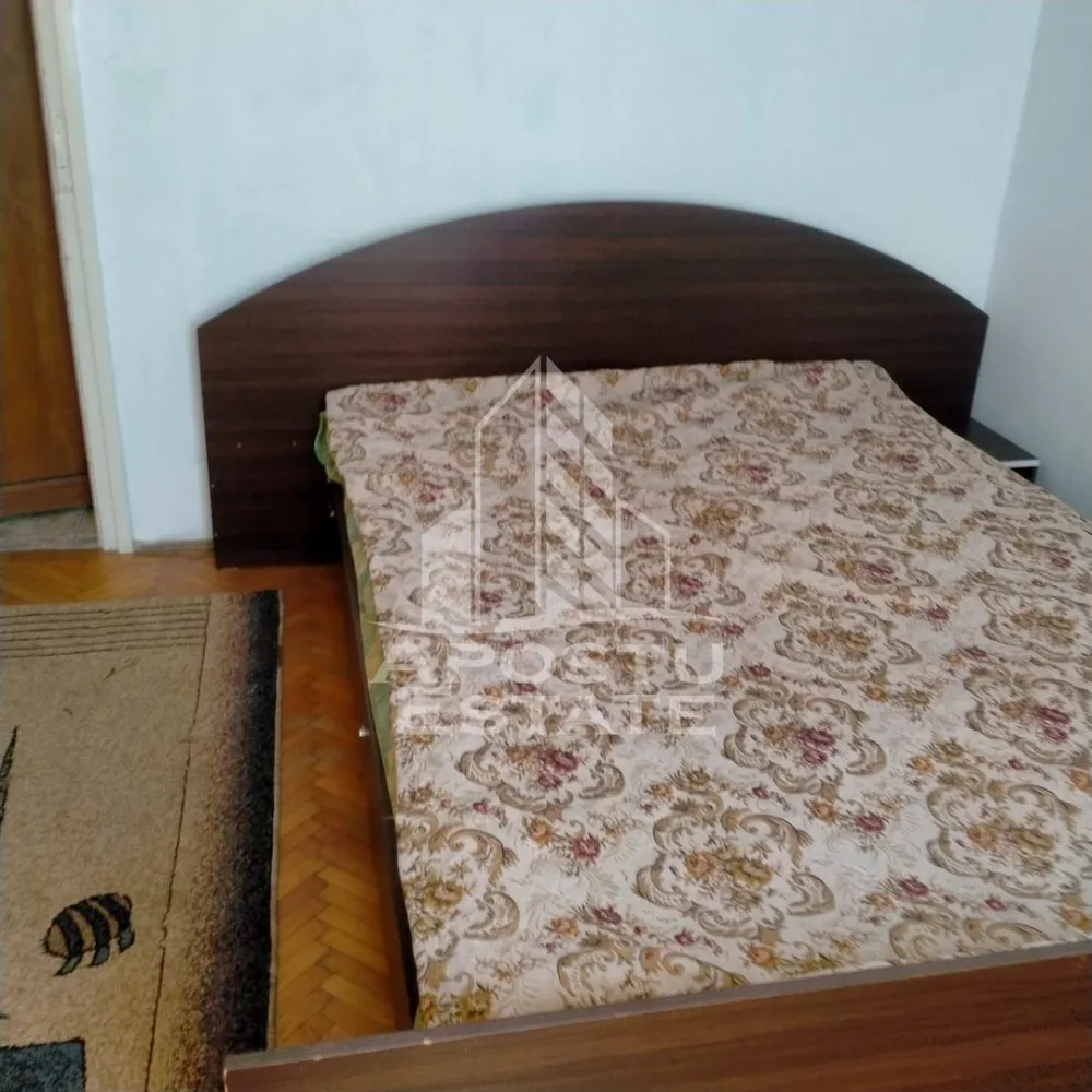 Apartament 3 camere, decomandat cu centrala proprie langa Medicina - Apostu Estate vă propune spre vânzare un apartament cu 3 camere cu balcon, decomandat, situat în apropierea Facultății de Medicină. Apartamentul este poziționat la etajul 4 al unui imobil cu 4 etaje. 

Locuința necesită renovare, oferindu-vă astfel posibilitatea de a o personaliza conform propriului stil. Datorită poziționării într-o zonă foarte căutată pentru închiriere, această proprietate poate genera profituri generoase.

Apartamentul se vinde așa cum este prezentat în poze, ultimele îmbunătățiri fiind centrala proprie pe gaz și înlocuirea ferestrelor cu tâmplărie PVC și geamuri termopan.
Pretul solicitat de proprietar este negociabil.

Vă așteptăm cu drag la vizionare!