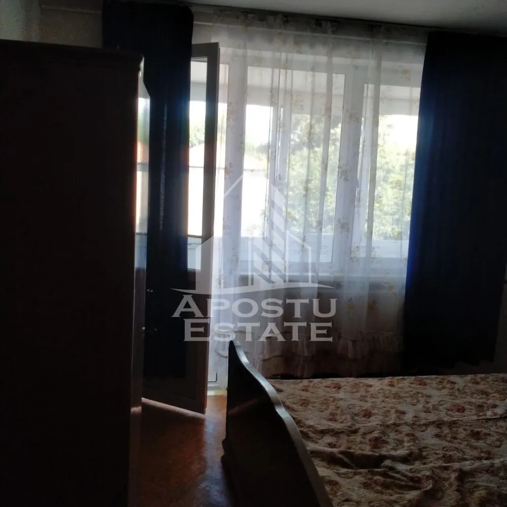 Apartament 3 camere, decomandat cu centrala proprie langa Medicina - Apostu Estate vă propune spre vânzare un apartament cu 3 camere cu balcon, decomandat, situat în apropierea Facultății de Medicină. Apartamentul este poziționat la etajul 4 al unui imobil cu 4 etaje. 

Locuința necesită renovare, oferindu-vă astfel posibilitatea de a o personaliza conform propriului stil. Datorită poziționării într-o zonă foarte căutată pentru închiriere, această proprietate poate genera profituri generoase.

Apartamentul se vinde așa cum este prezentat în poze, ultimele îmbunătățiri fiind centrala proprie pe gaz și înlocuirea ferestrelor cu tâmplărie PVC și geamuri termopan.
Pretul solicitat de proprietar este negociabil.

Vă așteptăm cu drag la vizionare!