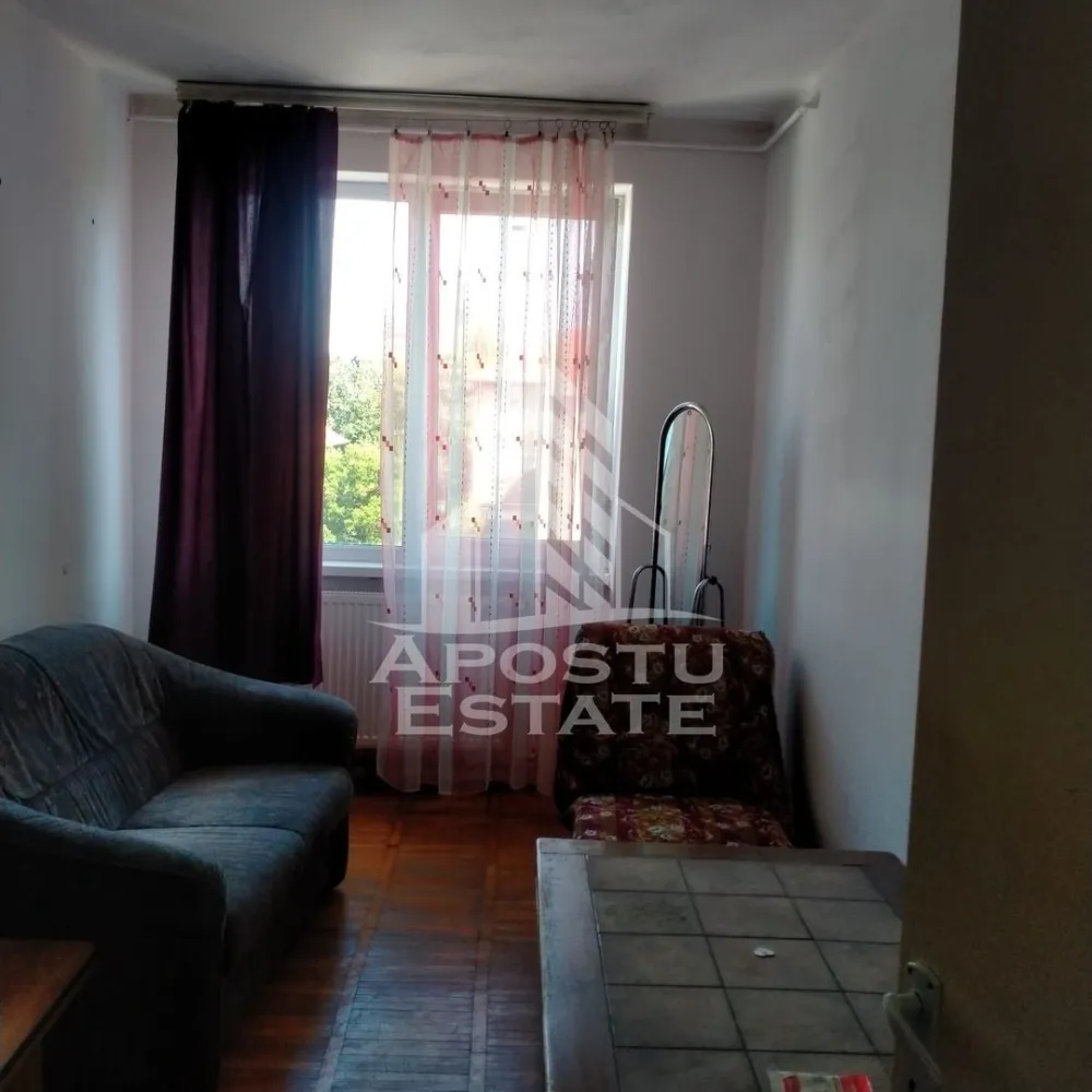 Apartament 3 camere, decomandat cu centrala proprie langa Medicina - Apostu Estate vă propune spre vânzare un apartament cu 3 camere cu balcon, decomandat, situat în apropierea Facultății de Medicină. Apartamentul este poziționat la etajul 4 al unui imobil cu 4 etaje. 

Locuința necesită renovare, oferindu-vă astfel posibilitatea de a o personaliza conform propriului stil. Datorită poziționării într-o zonă foarte căutată pentru închiriere, această proprietate poate genera profituri generoase.

Apartamentul se vinde așa cum este prezentat în poze, ultimele îmbunătățiri fiind centrala proprie pe gaz și înlocuirea ferestrelor cu tâmplărie PVC și geamuri termopan.
Pretul solicitat de proprietar este negociabil.

Vă așteptăm cu drag la vizionare!