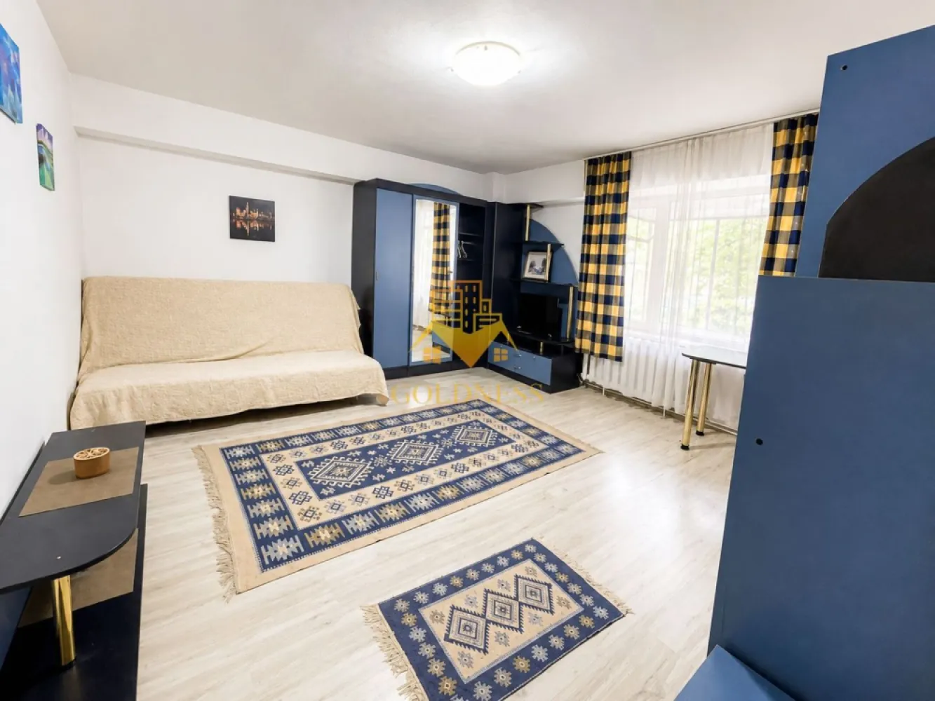 2 camere decomandate, Titulescu, Modern,Facultatea de drept,Cipariu. - GOLDNESS Imobiliare vă propune spre închiriere un apartament cu 2 camere complet mobilat și utilat, la parterul unui imobil de 8 etaje, în Cartierul Gheorgheni!
Posibilitate de parcare in zona la liber!
Se află în apropierea stațiilor de transport în comun, magazine, restaurante, spații verzi, farmacii, etc. 

Apartamentul este compartimentat astfel:
 - dormitor cu pat matrimonial, dressing, noptiere
 - living cu canapea extensibilă, loc de servit masa 
 -bucatarie complet utilată și mobilată, 
 - baie cu cada, calorifer port prosop și dulap pentru depozitare.
 - balcon 5 mp.

Imobilul este dotat cu toate cele necesare- centrală proprie, frigider, aragaz, hotă, mașină de spălat haine, etc. 

Dacă sunteți interesați de acest apartament și doriți să îl vizionați, dar și pentru alte oferte nu ezitați să ne contactați telefonic sau prin e-mail. Vă stăm la dispoziție!
Pentru intermediere se percepe un comision de 50% din prețul chiriei!