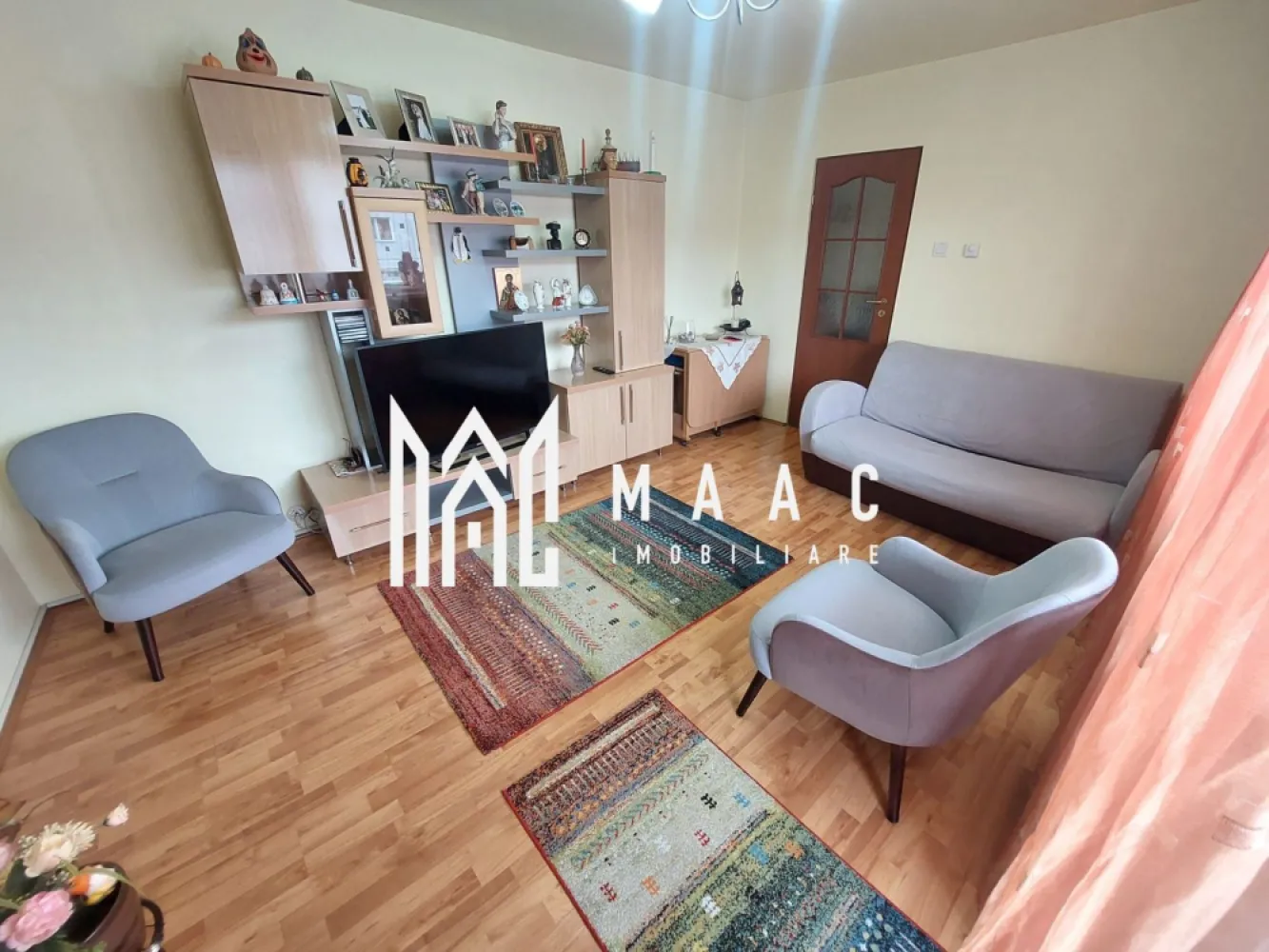 Apartament 3 camere semidecomandat | Orșova Central | 64 mp, etaj 3 - Apartament cu 3 camere semidecomandat în zona Central din Orșova, pe Strada Crizantemelor, cu 64 mp utili, etaj 3 din 4, complet mobilat și utilat.

Detalii proprietate:
• Suprafață utilă: 64 mp
• Compartimentare: semidecomandat
• Configurație: living, 2 dormitoare, bucătărie separată, baie, debara și hol
• Etaj 3 din 4
• An construcție: 1986
• Stare interioară: finisat clasic
• Se vinde complet mobilat și utilat
• 1 baie, 1 bucătărie și 1 balcon
• 1 loc de parcare
• Orientare: Sud-Vest

Apartamentul este situat pe Strada Crizantemelor, în zona Central din Orșova. În apropiere se află magazine, unități de învățământ, farmacii și mijloace de transport, iar centrul orașului și promenada de pe malul Dunării sunt ușor accesibile.

Pentru detalii suplimentare și programarea unei vizionări, contactați echipa MAAC Imobiliare și menționați Cod anunț CP3176847.