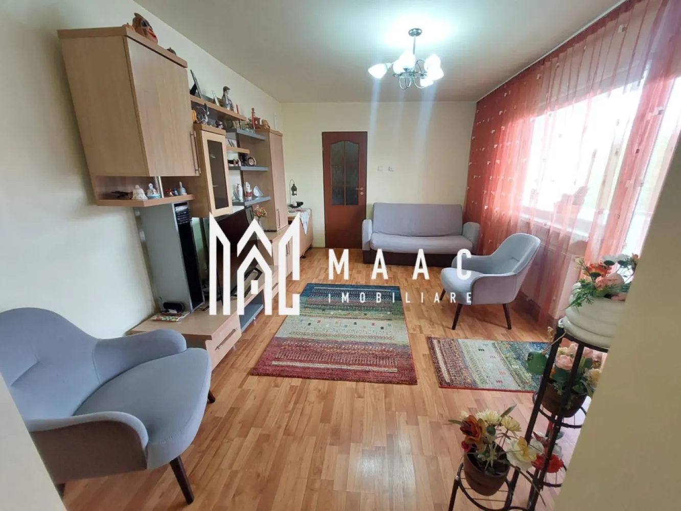 Apartament 3 camere semidecomandat | Orșova Central | 64 mp, etaj 3 - Apartament cu 3 camere semidecomandat în zona Central din Orșova, pe Strada Crizantemelor, cu 64 mp utili, etaj 3 din 4, complet mobilat și utilat.

Detalii proprietate:
• Suprafață utilă: 64 mp
• Compartimentare: semidecomandat
• Configurație: living, 2 dormitoare, bucătărie separată, baie, debara și hol
• Etaj 3 din 4
• An construcție: 1986
• Stare interioară: finisat clasic
• Se vinde complet mobilat și utilat
• 1 baie, 1 bucătărie și 1 balcon
• 1 loc de parcare
• Orientare: Sud-Vest

Apartamentul este situat pe Strada Crizantemelor, în zona Central din Orșova. În apropiere se află magazine, unități de învățământ, farmacii și mijloace de transport, iar centrul orașului și promenada de pe malul Dunării sunt ușor accesibile.

Pentru detalii suplimentare și programarea unei vizionări, contactați echipa MAAC Imobiliare și menționați Cod anunț CP3176847.