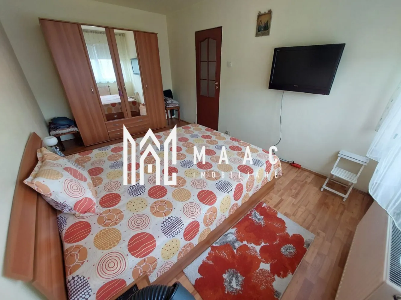 Apartament 3 camere semidecomandat | Orșova Central | 64 mp, etaj 3 - Apartament cu 3 camere semidecomandat în zona Central din Orșova, pe Strada Crizantemelor, cu 64 mp utili, etaj 3 din 4, complet mobilat și utilat.

Detalii proprietate:
• Suprafață utilă: 64 mp
• Compartimentare: semidecomandat
• Configurație: living, 2 dormitoare, bucătărie separată, baie, debara și hol
• Etaj 3 din 4
• An construcție: 1986
• Stare interioară: finisat clasic
• Se vinde complet mobilat și utilat
• 1 baie, 1 bucătărie și 1 balcon
• 1 loc de parcare
• Orientare: Sud-Vest

Apartamentul este situat pe Strada Crizantemelor, în zona Central din Orșova. În apropiere se află magazine, unități de învățământ, farmacii și mijloace de transport, iar centrul orașului și promenada de pe malul Dunării sunt ușor accesibile.

Pentru detalii suplimentare și programarea unei vizionări, contactați echipa MAAC Imobiliare și menționați Cod anunț CP3176847.