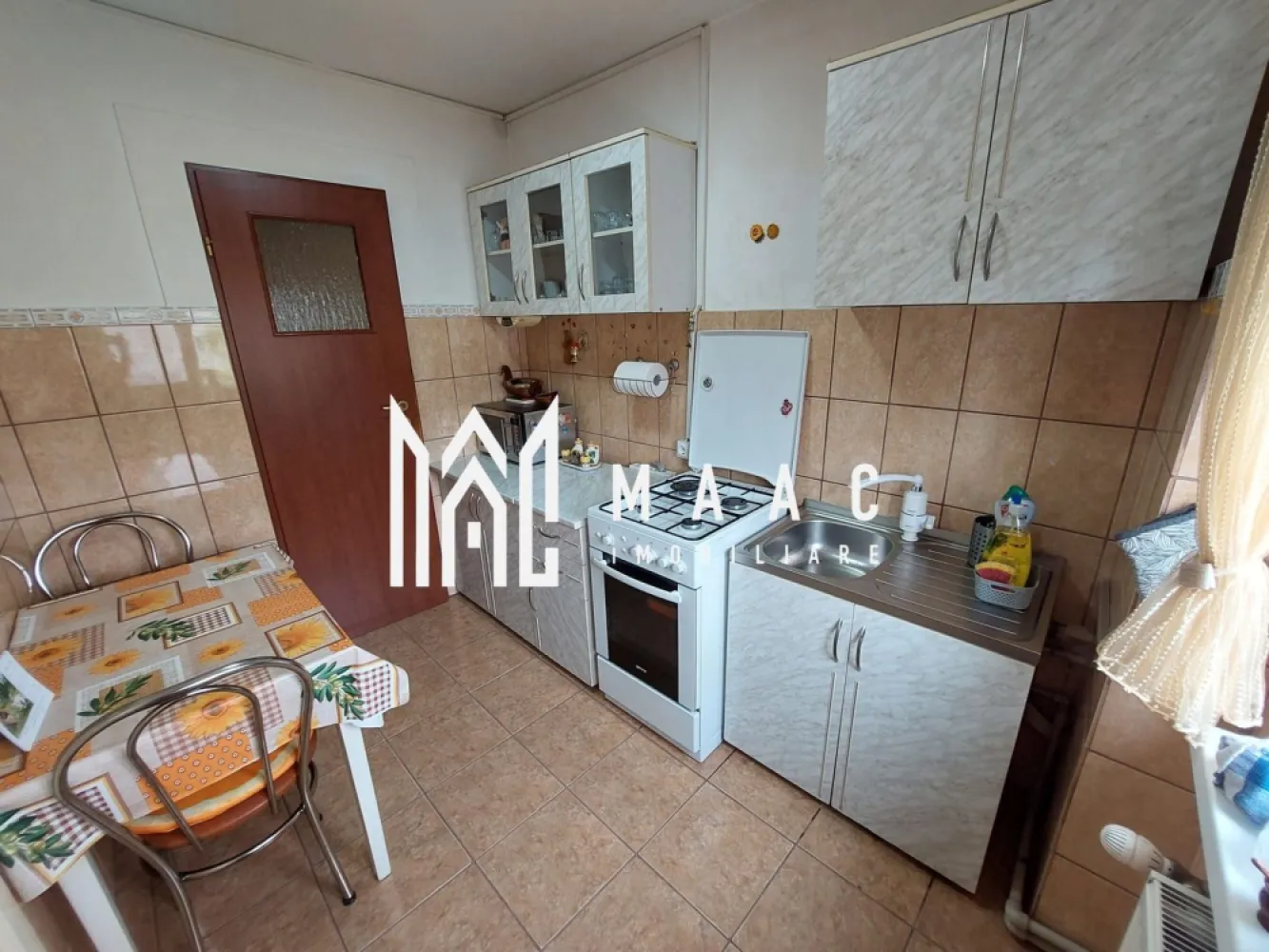 Apartament 3 camere semidecomandat | Orșova Central | 64 mp, etaj 3 - Apartament cu 3 camere semidecomandat în zona Central din Orșova, pe Strada Crizantemelor, cu 64 mp utili, etaj 3 din 4, complet mobilat și utilat.

Detalii proprietate:
• Suprafață utilă: 64 mp
• Compartimentare: semidecomandat
• Configurație: living, 2 dormitoare, bucătărie separată, baie, debara și hol
• Etaj 3 din 4
• An construcție: 1986
• Stare interioară: finisat clasic
• Se vinde complet mobilat și utilat
• 1 baie, 1 bucătărie și 1 balcon
• 1 loc de parcare
• Orientare: Sud-Vest

Apartamentul este situat pe Strada Crizantemelor, în zona Central din Orșova. În apropiere se află magazine, unități de învățământ, farmacii și mijloace de transport, iar centrul orașului și promenada de pe malul Dunării sunt ușor accesibile.

Pentru detalii suplimentare și programarea unei vizionări, contactați echipa MAAC Imobiliare și menționați Cod anunț CP3176847.