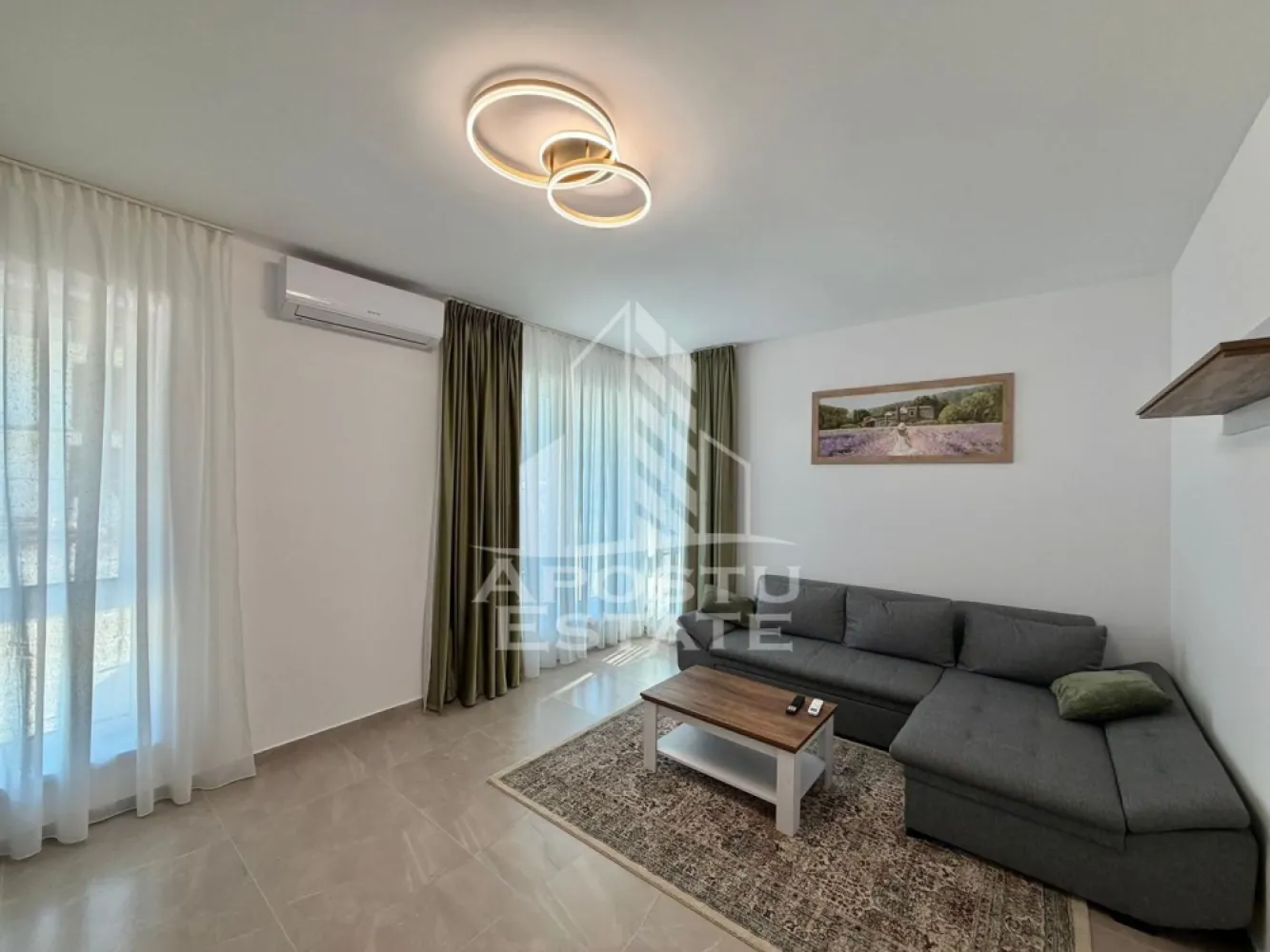 Apartament cu 2 camere de inchiriat, petfriendly, loc de parcare,Giroc - Agentia imobiliara APOSTU ESTATE va propune spre inchiriere un apartament cu 2 camere spatios si luminos, situat in Giroc aflat la prima inchiriere, potrivit pentru cupluri, familii sau persoane singure care isi doresc o locuinta in care sa se simta confortabil
Suprafata utila: 56 mp
Etaj: Parter , curte 26mp

Compartimentare eficienta:
-Hol de acces
-Bucatarie inchisa complet mobilata si utilata, cu loc de luat masa
-Living luminos si spatios
-Dormitor complet mobilat si utilat
-Baie prevazuta cu cada si geam la baie pentru ventilatie naturala

Confort si facilitati:
-Loc de parcare inclus in pret
-Masina de spalat rufe
-Aer conditionat
-Curte 26 mp
-Incalzirea apartamentului: centrala proprie (incalzire prin pardoseala)
-Se accepta animale de companie de catre proprietar

Localizare:
-Timis, Giroc- proximitatea SXD market

Ideal pentru:
-Persoane singure
-Cupluri
-Familii la inceput de drum

Disponibilitate: imediata
Pret chirie lunara: 460 EURO usor negociabil
Programeaza o vizionare pentru a-ti putea imagina viitorul aici!
ID intern: CP3177164