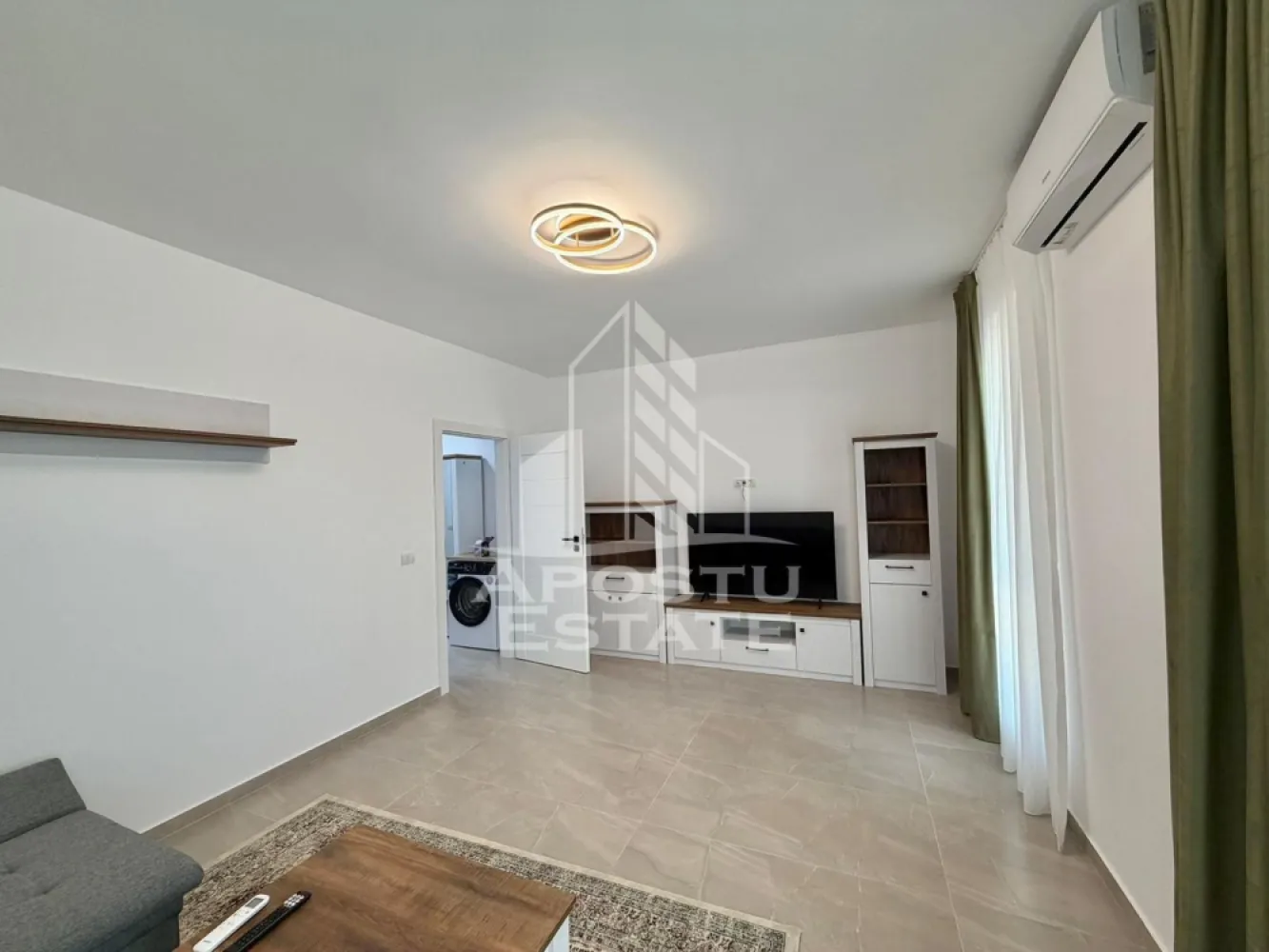 Apartament cu 2 camere de inchiriat, petfriendly, loc de parcare,Giroc - Agentia imobiliara APOSTU ESTATE va propune spre inchiriere un apartament cu 2 camere spatios si luminos, situat in Giroc aflat la prima inchiriere, potrivit pentru cupluri, familii sau persoane singure care isi doresc o locuinta in care sa se simta confortabil
Suprafata utila: 56 mp
Etaj: Parter , curte 26mp

Compartimentare eficienta:
-Hol de acces
-Bucatarie inchisa complet mobilata si utilata, cu loc de luat masa
-Living luminos si spatios
-Dormitor complet mobilat si utilat
-Baie prevazuta cu cada si geam la baie pentru ventilatie naturala

Confort si facilitati:
-Loc de parcare inclus in pret
-Masina de spalat rufe
-Aer conditionat
-Curte 26 mp
-Incalzirea apartamentului: centrala proprie (incalzire prin pardoseala)
-Se accepta animale de companie de catre proprietar

Localizare:
-Timis, Giroc- proximitatea SXD market

Ideal pentru:
-Persoane singure
-Cupluri
-Familii la inceput de drum

Disponibilitate: imediata
Pret chirie lunara: 460 EURO usor negociabil
Programeaza o vizionare pentru a-ti putea imagina viitorul aici!
ID intern: CP3177164