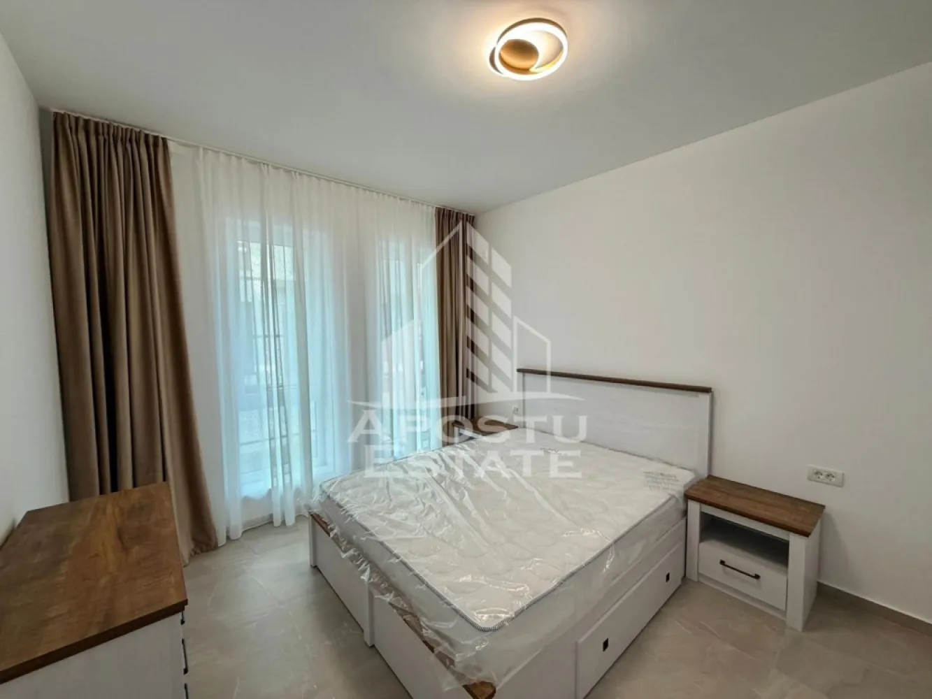 Apartament cu 2 camere de inchiriat, petfriendly, loc de parcare,Giroc - Agentia imobiliara APOSTU ESTATE va propune spre inchiriere un apartament cu 2 camere spatios si luminos, situat in Giroc aflat la prima inchiriere, potrivit pentru cupluri, familii sau persoane singure care isi doresc o locuinta in care sa se simta confortabil
Suprafata utila: 56 mp
Etaj: Parter , curte 26mp

Compartimentare eficienta:
-Hol de acces
-Bucatarie inchisa complet mobilata si utilata, cu loc de luat masa
-Living luminos si spatios
-Dormitor complet mobilat si utilat
-Baie prevazuta cu cada si geam la baie pentru ventilatie naturala

Confort si facilitati:
-Loc de parcare inclus in pret
-Masina de spalat rufe
-Aer conditionat
-Curte 26 mp
-Incalzirea apartamentului: centrala proprie (incalzire prin pardoseala)
-Se accepta animale de companie de catre proprietar

Localizare:
-Timis, Giroc- proximitatea SXD market

Ideal pentru:
-Persoane singure
-Cupluri
-Familii la inceput de drum

Disponibilitate: imediata
Pret chirie lunara: 460 EURO usor negociabil
Programeaza o vizionare pentru a-ti putea imagina viitorul aici!
ID intern: CP3177164