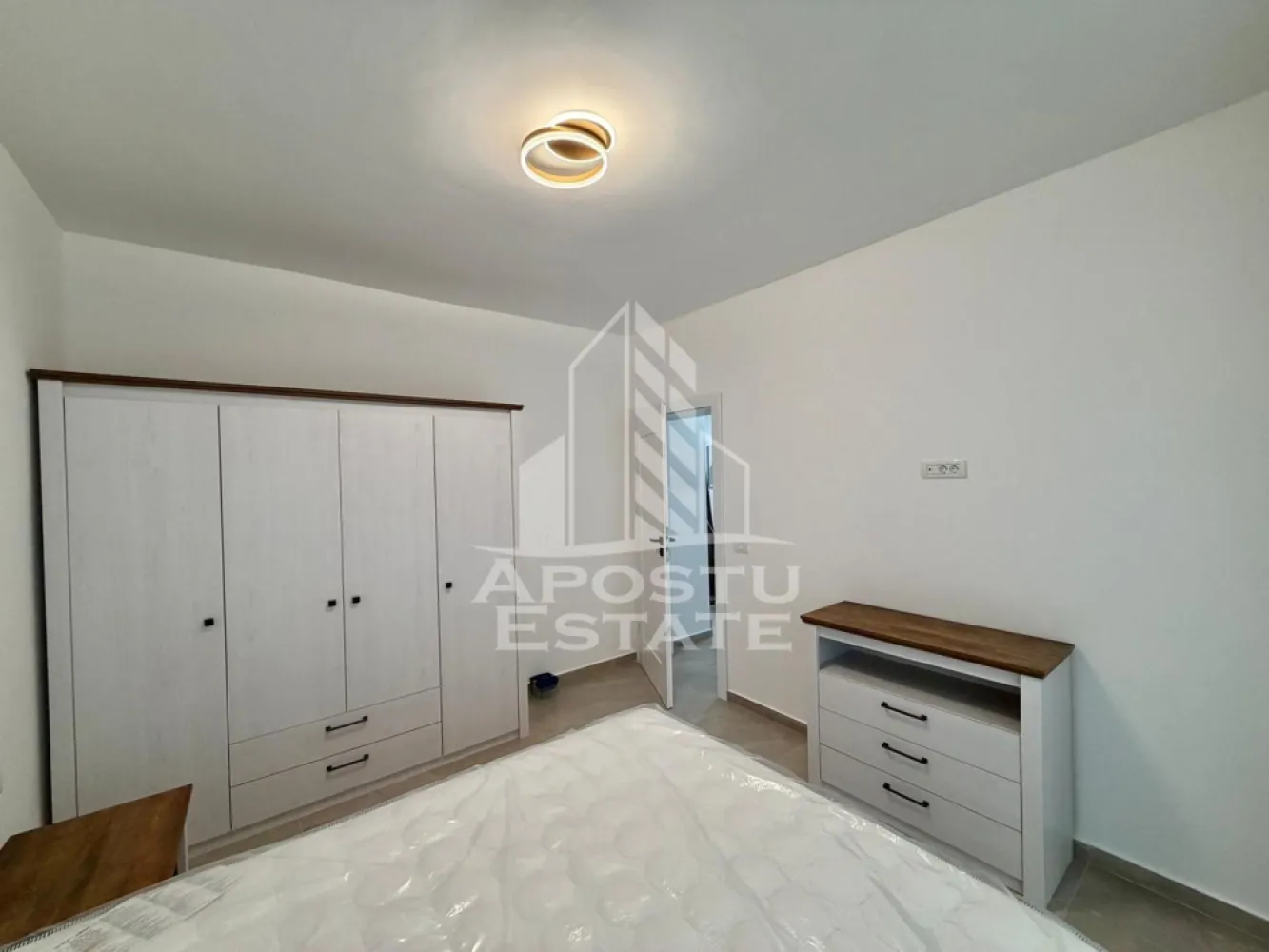 Apartament cu 2 camere de inchiriat, petfriendly, loc de parcare,Giroc - Agentia imobiliara APOSTU ESTATE va propune spre inchiriere un apartament cu 2 camere spatios si luminos, situat in Giroc aflat la prima inchiriere, potrivit pentru cupluri, familii sau persoane singure care isi doresc o locuinta in care sa se simta confortabil
Suprafata utila: 56 mp
Etaj: Parter , curte 26mp

Compartimentare eficienta:
-Hol de acces
-Bucatarie inchisa complet mobilata si utilata, cu loc de luat masa
-Living luminos si spatios
-Dormitor complet mobilat si utilat
-Baie prevazuta cu cada si geam la baie pentru ventilatie naturala

Confort si facilitati:
-Loc de parcare inclus in pret
-Masina de spalat rufe
-Aer conditionat
-Curte 26 mp
-Incalzirea apartamentului: centrala proprie (incalzire prin pardoseala)
-Se accepta animale de companie de catre proprietar

Localizare:
-Timis, Giroc- proximitatea SXD market

Ideal pentru:
-Persoane singure
-Cupluri
-Familii la inceput de drum

Disponibilitate: imediata
Pret chirie lunara: 460 EURO usor negociabil
Programeaza o vizionare pentru a-ti putea imagina viitorul aici!
ID intern: CP3177164