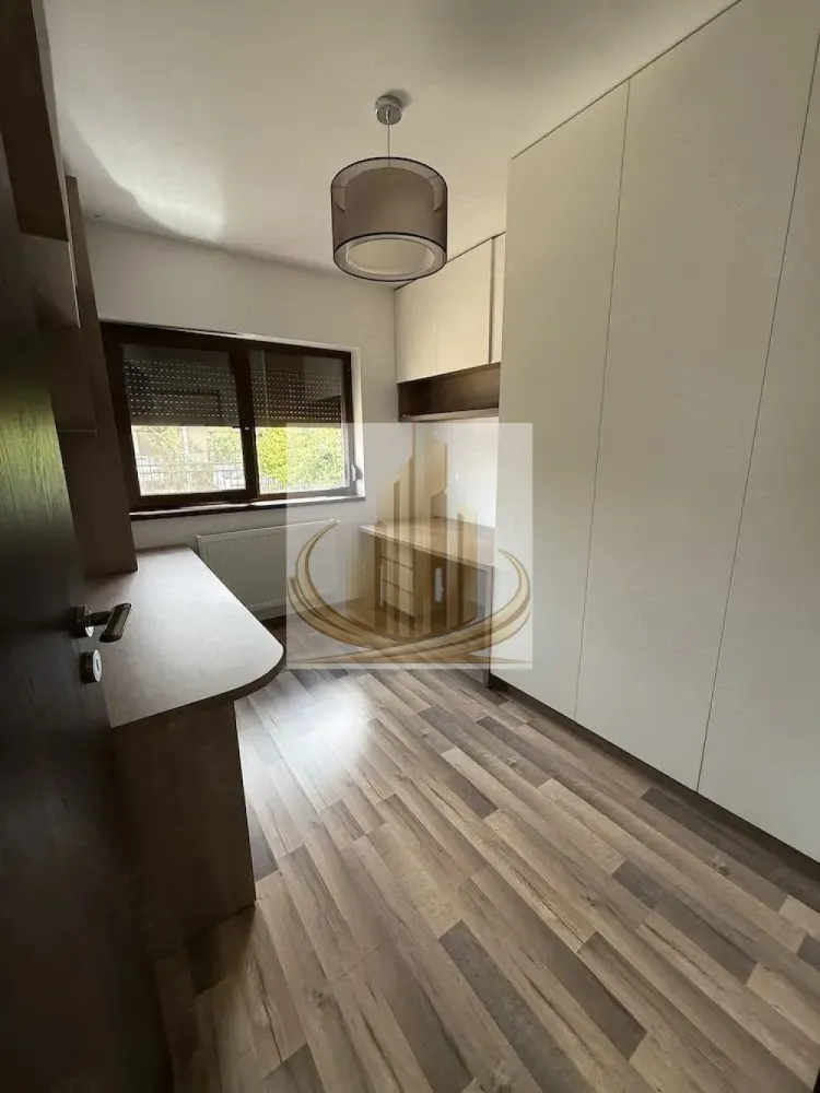 Casă Modernă cu 4 Cam, 2 bai | Dumbravita | Zona Padure | - Echipa Grand Mobilis Imobiliare vă propune spre vânzare o proprietate deosebită, situată într-una dintre cele mai apreciate zone rezidențiale din Dumbrăvița, ideală pentru familiile care își doresc confort, intimitate și acces rapid către toate facilitățile importante ale orașului.

Cu o suprafață utilă de aproximativ 100 mp și un teren de 280 mp, această locuință se remarcă prin compartimentarea eficientă, spațiile luminoase și atmosfera primitoare. Proprietatea este ultima unitate din cadrul ansamblului de case înșiruite, beneficiind astfel de un teren mai generos și de un plus de intimitate față de majoritatea proprietăților similare din zonă.

Compartimentarea este ideală pentru o familie:

hol de acces;
living spațios cu bucătărie open-space și ieșire directă către terasă;
3 dormitoare (unul putând fi utilizat ca birou sau cameră pentru copii);
2 băi;
dressing;
pod izolat, ideal pentru depozitare.

Casa se vinde mobilată și utilată în proporție de aproximativ 90%, fiind pregătită pentru mutare imediată. De altfel, proprietatea beneficiază de multiple dotări care contribuie la confortul zilnic:

centrală termică proprie pe gaz, schimbată în anul 2025;
încălzire prin calorifere;
aer condiționat la parter și etaj;
poartă automatizată cu control de pe telefon;
sistem de alarmă;
sistem de supraveghere video;
sistem automat de irigații;
acces auto pavat.

Unul dintre marile avantaje ale proprietății îl reprezintă spațiul exterior. Curtea este amenajată cu mult bun gust și atenție la detalii, fiind un loc perfect pentru relaxare. Regăsim aici gazon atent întreținut, plante ornamentale, zone decorative cu pietriș alb și un sistem automatizat de irigații care menține grădina într-o stare impecabilă pe tot parcursul anului.

În partea din spate a proprietății se află o anexă din lemn, ideală pentru depozitare, precum și o zonă special amenajată pentru câini, un detaliu apreciat de familiile care dețin animale de companie.

Poziționarea reprezintă un alt punct forte al proprietății. Casa este amplasată într-o zonă foarte liniștită, predominant rezidențială, însă beneficiază de acces rapid către toate facilitățile necesare unui stil de viață modern. În imediata apropiere regăsim școală, grădiniță, after-school, magazine și supermarketuri (Kaufland, Mega Image, Profi), restaurante, cafenele, piață, teren de fotbal și mijloace de transport în comun.
Totodată, proprietatea se află la doar câteva minute de mers pe jos de parc și pădure, fiind alegerea ideală pentru persoanele care apreciază plimbările în natură și activitățile în aer liber. În același timp, accesul către principalele artere și către punctele de interes ale orașului este rapid și facil.

Prin combinația dintre locația excelentă, terenul generos, curtea superb amenajată și dotările moderne, această proprietate reprezintă alegerea ideală pentru o familie care își dorește un cămin complet, într-o zonă liniștită și foarte bine conectată.

Pentru mai multe detalii, ne puteti suna!
CP3177049