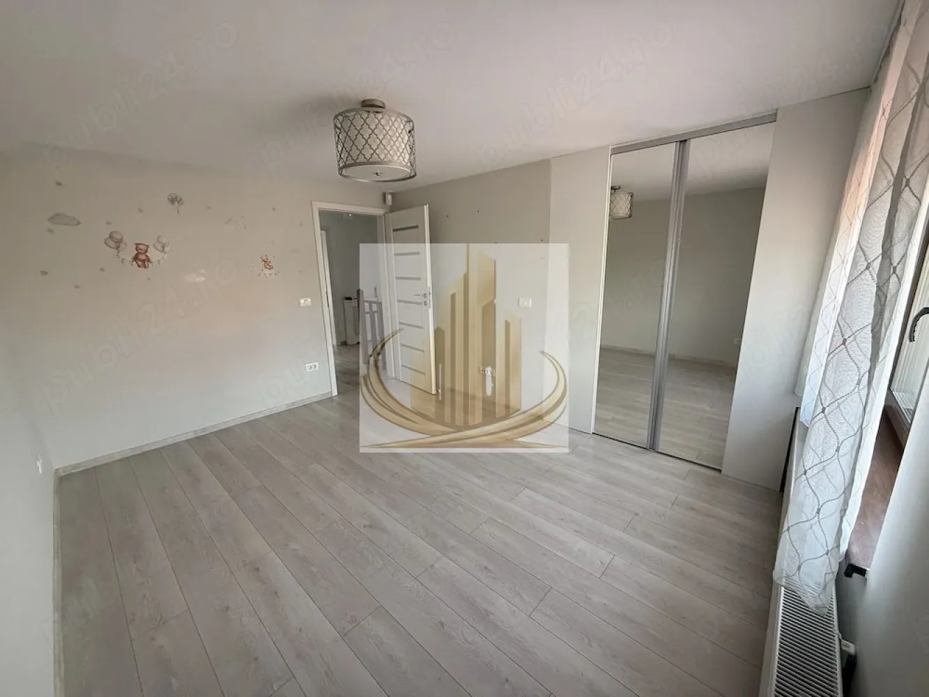 Casă Modernă cu 4 Cam, 2 bai | Dumbravita | Zona Padure | - Echipa Grand Mobilis Imobiliare vă propune spre vânzare o proprietate deosebită, situată într-una dintre cele mai apreciate zone rezidențiale din Dumbrăvița, ideală pentru familiile care își doresc confort, intimitate și acces rapid către toate facilitățile importante ale orașului.

Cu o suprafață utilă de aproximativ 100 mp și un teren de 280 mp, această locuință se remarcă prin compartimentarea eficientă, spațiile luminoase și atmosfera primitoare. Proprietatea este ultima unitate din cadrul ansamblului de case înșiruite, beneficiind astfel de un teren mai generos și de un plus de intimitate față de majoritatea proprietăților similare din zonă.

Compartimentarea este ideală pentru o familie:

hol de acces;
living spațios cu bucătărie open-space și ieșire directă către terasă;
3 dormitoare (unul putând fi utilizat ca birou sau cameră pentru copii);
2 băi;
dressing;
pod izolat, ideal pentru depozitare.

Casa se vinde mobilată și utilată în proporție de aproximativ 90%, fiind pregătită pentru mutare imediată. De altfel, proprietatea beneficiază de multiple dotări care contribuie la confortul zilnic:

centrală termică proprie pe gaz, schimbată în anul 2025;
încălzire prin calorifere;
aer condiționat la parter și etaj;
poartă automatizată cu control de pe telefon;
sistem de alarmă;
sistem de supraveghere video;
sistem automat de irigații;
acces auto pavat.

Unul dintre marile avantaje ale proprietății îl reprezintă spațiul exterior. Curtea este amenajată cu mult bun gust și atenție la detalii, fiind un loc perfect pentru relaxare. Regăsim aici gazon atent întreținut, plante ornamentale, zone decorative cu pietriș alb și un sistem automatizat de irigații care menține grădina într-o stare impecabilă pe tot parcursul anului.

În partea din spate a proprietății se află o anexă din lemn, ideală pentru depozitare, precum și o zonă special amenajată pentru câini, un detaliu apreciat de familiile care dețin animale de companie.

Poziționarea reprezintă un alt punct forte al proprietății. Casa este amplasată într-o zonă foarte liniștită, predominant rezidențială, însă beneficiază de acces rapid către toate facilitățile necesare unui stil de viață modern. În imediata apropiere regăsim școală, grădiniță, after-school, magazine și supermarketuri (Kaufland, Mega Image, Profi), restaurante, cafenele, piață, teren de fotbal și mijloace de transport în comun.
Totodată, proprietatea se află la doar câteva minute de mers pe jos de parc și pădure, fiind alegerea ideală pentru persoanele care apreciază plimbările în natură și activitățile în aer liber. În același timp, accesul către principalele artere și către punctele de interes ale orașului este rapid și facil.

Prin combinația dintre locația excelentă, terenul generos, curtea superb amenajată și dotările moderne, această proprietate reprezintă alegerea ideală pentru o familie care își dorește un cămin complet, într-o zonă liniștită și foarte bine conectată.

Pentru mai multe detalii, ne puteti suna!
CP3177049