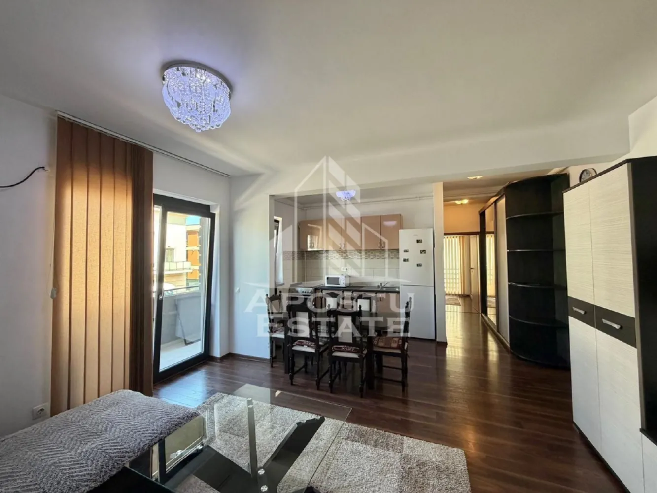 Apartament cu 2 camere de inchiriat, 2 locuri de parcare, Dumbravita - Agentia imobiliara APOSTU ESTATE va propune spre inchiriere un apartament cu 2 camere spatios si luminos, situat in Dumbravita aflat in proximitatea Player Sport, potrivit pentru cupluri, familii sau persoane singure care isi doresc o locuinta in care sa se simta confortabil
Suprafata utila: 50 mp
Etaj: 1
Compartimentare eficienta:
-Bucatarie inchisa complet mobilata si utilata, cu loc de luat masa
-Living luminos si spatios
-Dormitor complet mobilat si utilat
-Baie prevazuta cu cada si geam la baie pentru ventilatie naturala

Confort si facilitati:
-Doua locuri de parcare incluse in pret
-Masina de spalat rufe
-Aer conditionat
-Balcon
-Incalzirea apartamentului: centrala proprie (calorifere)

Localizare:
-Timis, Dumbravita- proximitatea Player Sport

Ideal pentru:
-Persoane singure
-Cupluri
-Familii la inceput de drum

Disponibilitate: imediata
Pret chirie lunara: 450 EURO usor negociabil
Programeaza o vizionare pentru a-ti putea imagina viitorul aici!
ID intern: CP3177252