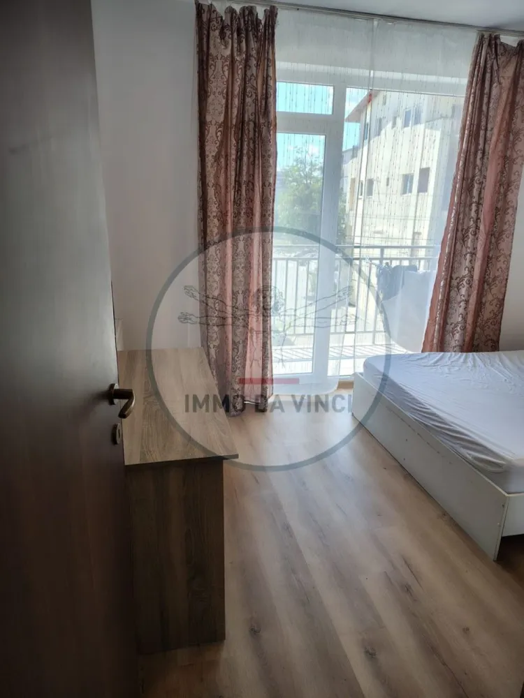 Apartament 2 dormitoare zona Iris - Închiriez apartament cu 2 camere decomandate, situat în zona Iris.

Apartamentul este compus din:
2 camere spațioase, ambele mobilate cu pat matrimonial și șifonier.
Bucătărie separată, complet utilată.
Baie curată.
Balcon deschis.

Disponibilitate imediată. Se solicită chiria pe o lună + o lună garanție. 
Exclus intermediari / agenții.
Preț: 450€ EUR + garantie