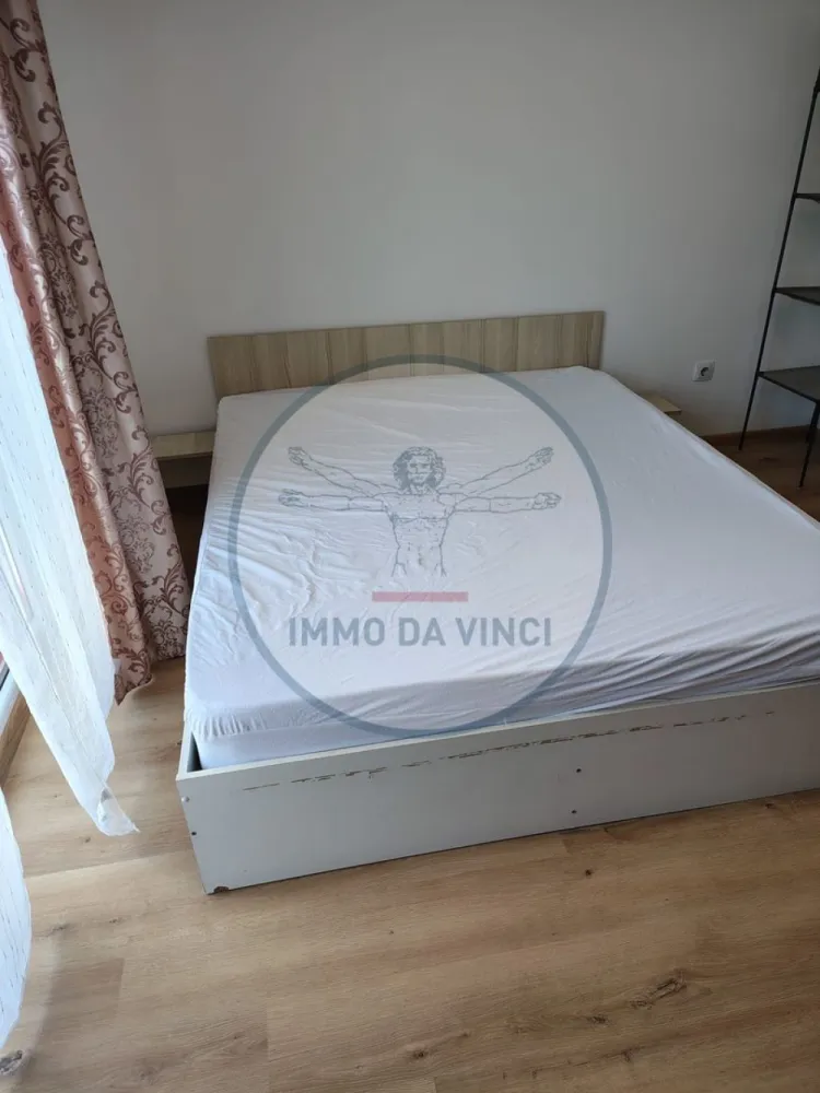 Apartament 2 dormitoare zona Iris - Închiriez apartament cu 2 camere decomandate, situat în zona Iris.

Apartamentul este compus din:
2 camere spațioase, ambele mobilate cu pat matrimonial și șifonier.
Bucătărie separată, complet utilată.
Baie curată.
Balcon deschis.

Disponibilitate imediată. Se solicită chiria pe o lună + o lună garanție. 
Exclus intermediari / agenții.
Preț: 450€ EUR + garantie