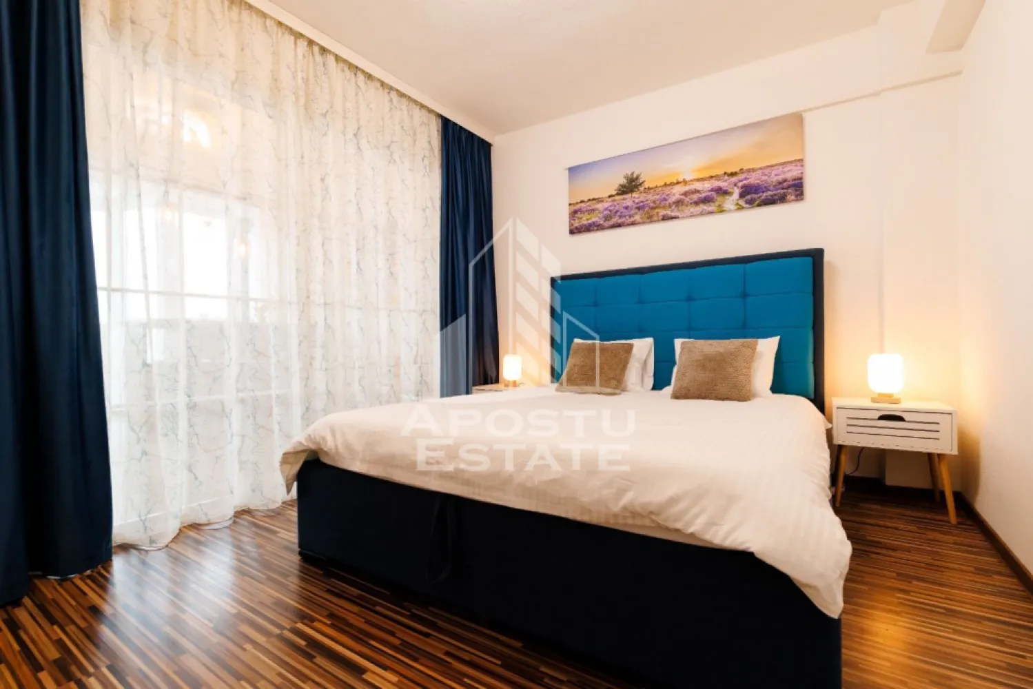 Apartament o camera, renovat, Piata Marasti Timisoara - Agentia imobiliara APOSTU ESTATE va propune spre vanzare un apartament cu 1,5 camere ultracentral, situat in Piata Marasti din Timisoara, judetul Timis.
Apartamentul este amplasat la etajul 8 intr-un imobil anvelopat cu 8 etaje. Hidroizolatia blocului a fost refacuta in anul 2025. 
Confortul termic se realizeaza prin intermediul centralei proprii si al aparatului de aer conditionat. 
Proprietatea a fost complet renovata in anul 2025, inclusiv instalatiile electrice si sanitare. 

Cu o suprafata utila de 38mp, este compartimentat astfel: 
- hol acces cu debara 
- dormitor 
- bucatarie cu living open-space 
- baie

Foarte buna investitie imobiliara atat pentru locuinta proprie, cat si pentru inchiriere pe termen lung sau in regim hotelier datorita amplasarii in zona centrala a orasului Timisoara.
Vecinatati: Piata Unirii, Parcul Botanic, Iulius Mall Timisoara, Punctele Cardinale, Clinicile Noi, statii de transport in comun.

Proprietatea se vinde complet mobilata si utilata, cum se vede in imagini.

Agentia imobiliara Apostu Estate va ofera consultanta bancara gratuita prin intermediul colaboratorilor nostri pentru alegerea celui mai potrivit tip de credit, astfel incat tu sa devi noul proprietar al acestui apartament.
Va asteptam cu drag la o vizionare!