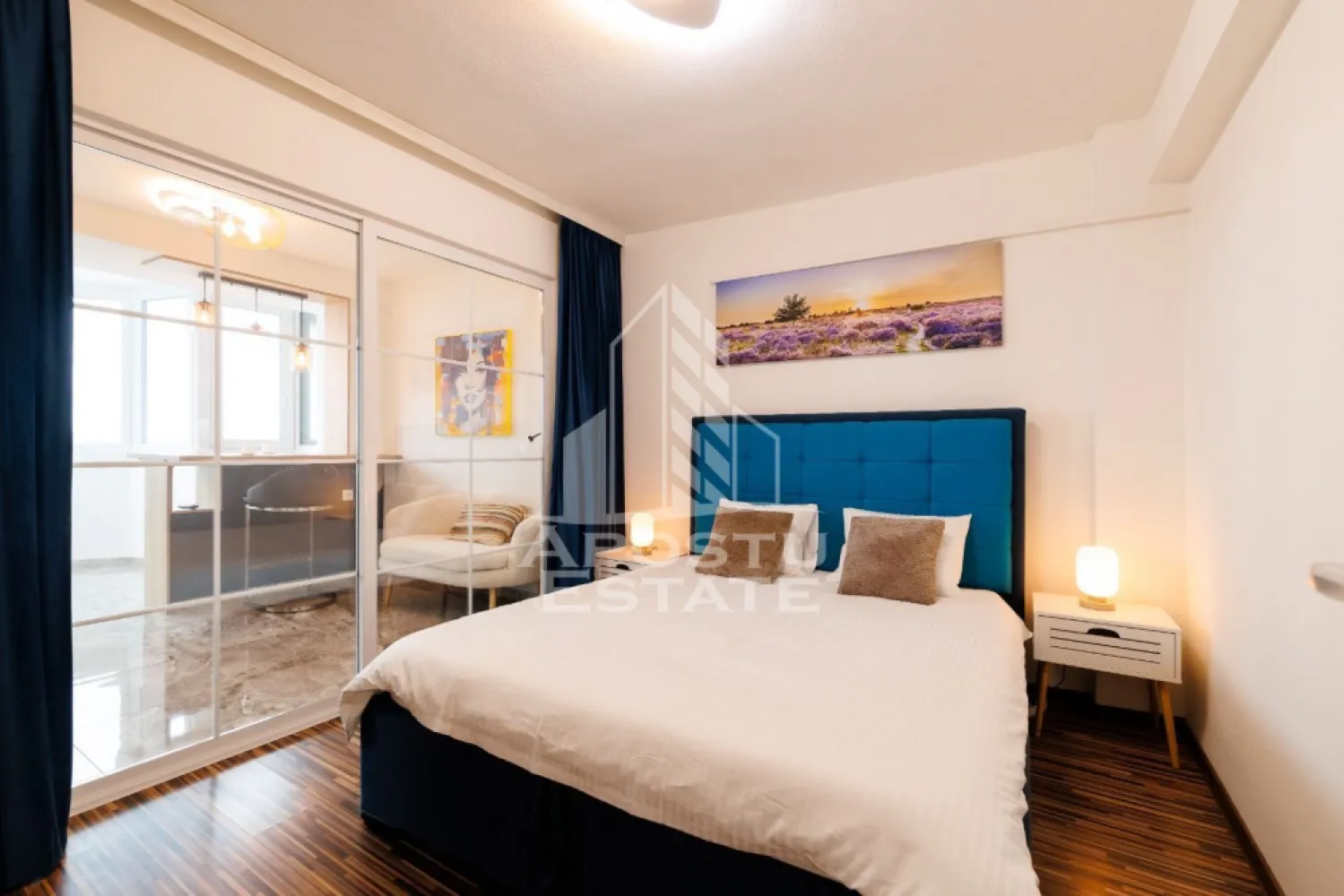 Apartament o camera, renovat, Piata Marasti Timisoara - Agentia imobiliara APOSTU ESTATE va propune spre vanzare un apartament cu 1,5 camere ultracentral, situat in Piata Marasti din Timisoara, judetul Timis.
Apartamentul este amplasat la etajul 8 intr-un imobil anvelopat cu 8 etaje. Hidroizolatia blocului a fost refacuta in anul 2025. 
Confortul termic se realizeaza prin intermediul centralei proprii si al aparatului de aer conditionat. 
Proprietatea a fost complet renovata in anul 2025, inclusiv instalatiile electrice si sanitare. 

Cu o suprafata utila de 38mp, este compartimentat astfel: 
- hol acces cu debara 
- dormitor 
- bucatarie cu living open-space 
- baie

Foarte buna investitie imobiliara atat pentru locuinta proprie, cat si pentru inchiriere pe termen lung sau in regim hotelier datorita amplasarii in zona centrala a orasului Timisoara.
Vecinatati: Piata Unirii, Parcul Botanic, Iulius Mall Timisoara, Punctele Cardinale, Clinicile Noi, statii de transport in comun.

Proprietatea se vinde complet mobilata si utilata, cum se vede in imagini.

Agentia imobiliara Apostu Estate va ofera consultanta bancara gratuita prin intermediul colaboratorilor nostri pentru alegerea celui mai potrivit tip de credit, astfel incat tu sa devi noul proprietar al acestui apartament.
Va asteptam cu drag la o vizionare!