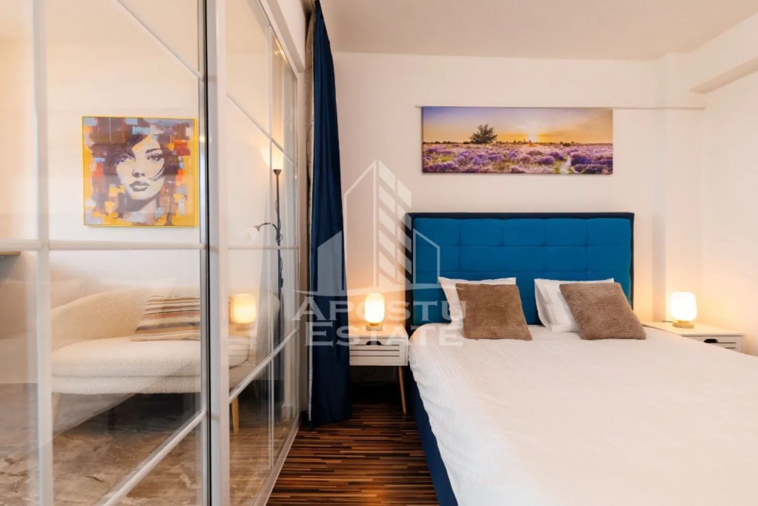 Apartament o camera, renovat, Piata Marasti Timisoara - Agentia imobiliara APOSTU ESTATE va propune spre vanzare un apartament cu 1,5 camere ultracentral, situat in Piata Marasti din Timisoara, judetul Timis.
Apartamentul este amplasat la etajul 8 intr-un imobil anvelopat cu 8 etaje. Hidroizolatia blocului a fost refacuta in anul 2025. 
Confortul termic se realizeaza prin intermediul centralei proprii si al aparatului de aer conditionat. 
Proprietatea a fost complet renovata in anul 2025, inclusiv instalatiile electrice si sanitare. 

Cu o suprafata utila de 38mp, este compartimentat astfel: 
- hol acces cu debara 
- dormitor 
- bucatarie cu living open-space 
- baie

Foarte buna investitie imobiliara atat pentru locuinta proprie, cat si pentru inchiriere pe termen lung sau in regim hotelier datorita amplasarii in zona centrala a orasului Timisoara.
Vecinatati: Piata Unirii, Parcul Botanic, Iulius Mall Timisoara, Punctele Cardinale, Clinicile Noi, statii de transport in comun.

Proprietatea se vinde complet mobilata si utilata, cum se vede in imagini.

Agentia imobiliara Apostu Estate va ofera consultanta bancara gratuita prin intermediul colaboratorilor nostri pentru alegerea celui mai potrivit tip de credit, astfel incat tu sa devi noul proprietar al acestui apartament.
Va asteptam cu drag la o vizionare!