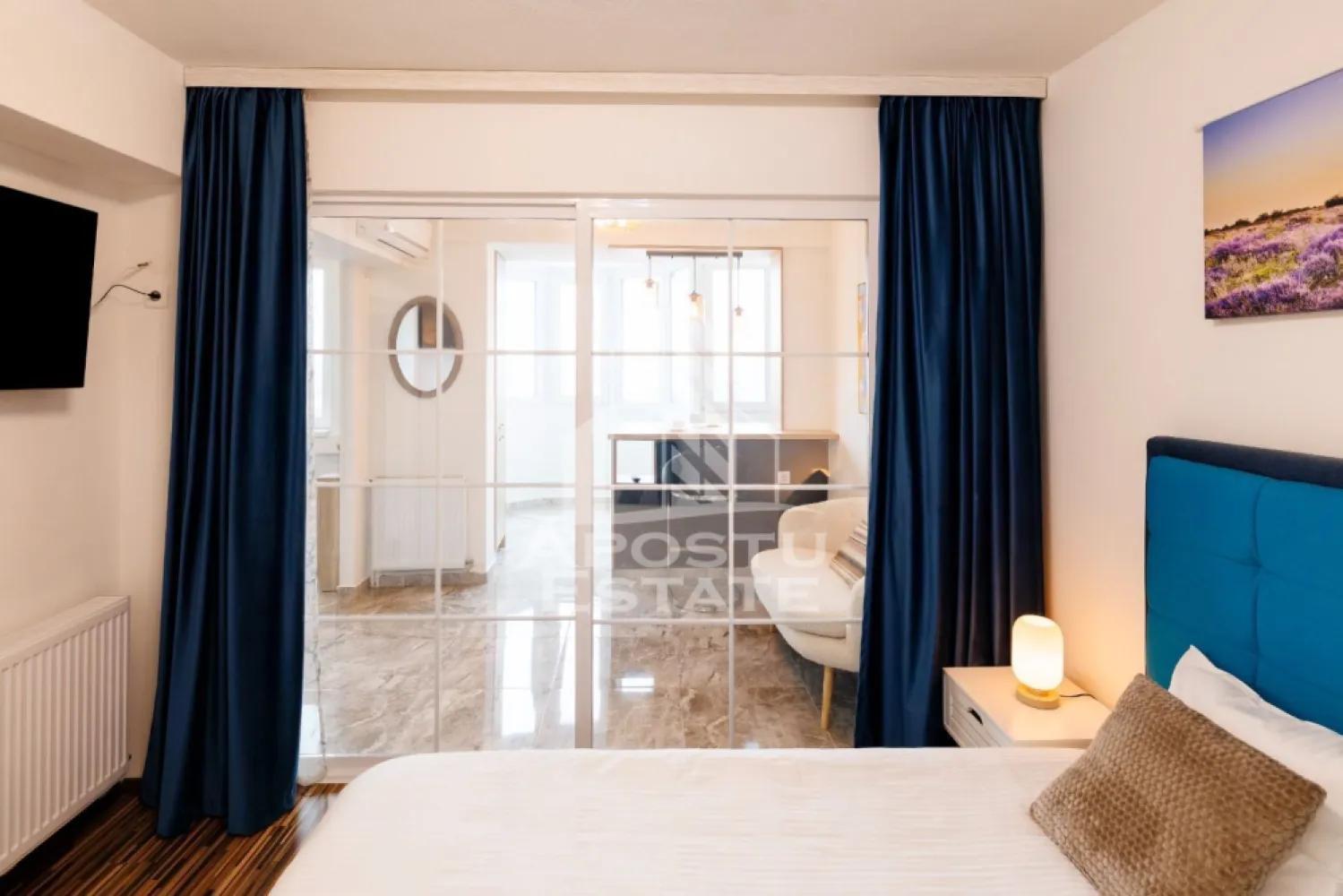 Apartament o camera, renovat, Piata Marasti Timisoara - Agentia imobiliara APOSTU ESTATE va propune spre vanzare un apartament cu 1,5 camere ultracentral, situat in Piata Marasti din Timisoara, judetul Timis.
Apartamentul este amplasat la etajul 8 intr-un imobil anvelopat cu 8 etaje. Hidroizolatia blocului a fost refacuta in anul 2025. 
Confortul termic se realizeaza prin intermediul centralei proprii si al aparatului de aer conditionat. 
Proprietatea a fost complet renovata in anul 2025, inclusiv instalatiile electrice si sanitare. 

Cu o suprafata utila de 38mp, este compartimentat astfel: 
- hol acces cu debara 
- dormitor 
- bucatarie cu living open-space 
- baie

Foarte buna investitie imobiliara atat pentru locuinta proprie, cat si pentru inchiriere pe termen lung sau in regim hotelier datorita amplasarii in zona centrala a orasului Timisoara.
Vecinatati: Piata Unirii, Parcul Botanic, Iulius Mall Timisoara, Punctele Cardinale, Clinicile Noi, statii de transport in comun.

Proprietatea se vinde complet mobilata si utilata, cum se vede in imagini.

Agentia imobiliara Apostu Estate va ofera consultanta bancara gratuita prin intermediul colaboratorilor nostri pentru alegerea celui mai potrivit tip de credit, astfel incat tu sa devi noul proprietar al acestui apartament.
Va asteptam cu drag la o vizionare!