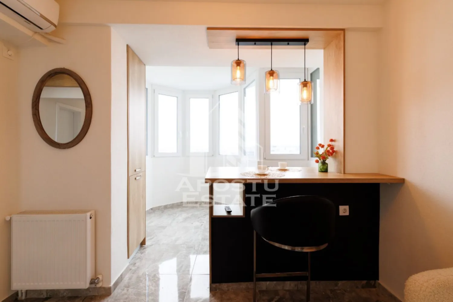 Apartament o camera, renovat, Piata Marasti Timisoara - Agentia imobiliara APOSTU ESTATE va propune spre vanzare un apartament cu 1,5 camere ultracentral, situat in Piata Marasti din Timisoara, judetul Timis.
Apartamentul este amplasat la etajul 8 intr-un imobil anvelopat cu 8 etaje. Hidroizolatia blocului a fost refacuta in anul 2025. 
Confortul termic se realizeaza prin intermediul centralei proprii si al aparatului de aer conditionat. 
Proprietatea a fost complet renovata in anul 2025, inclusiv instalatiile electrice si sanitare. 

Cu o suprafata utila de 38mp, este compartimentat astfel: 
- hol acces cu debara 
- dormitor 
- bucatarie cu living open-space 
- baie

Foarte buna investitie imobiliara atat pentru locuinta proprie, cat si pentru inchiriere pe termen lung sau in regim hotelier datorita amplasarii in zona centrala a orasului Timisoara.
Vecinatati: Piata Unirii, Parcul Botanic, Iulius Mall Timisoara, Punctele Cardinale, Clinicile Noi, statii de transport in comun.

Proprietatea se vinde complet mobilata si utilata, cum se vede in imagini.

Agentia imobiliara Apostu Estate va ofera consultanta bancara gratuita prin intermediul colaboratorilor nostri pentru alegerea celui mai potrivit tip de credit, astfel incat tu sa devi noul proprietar al acestui apartament.
Va asteptam cu drag la o vizionare!