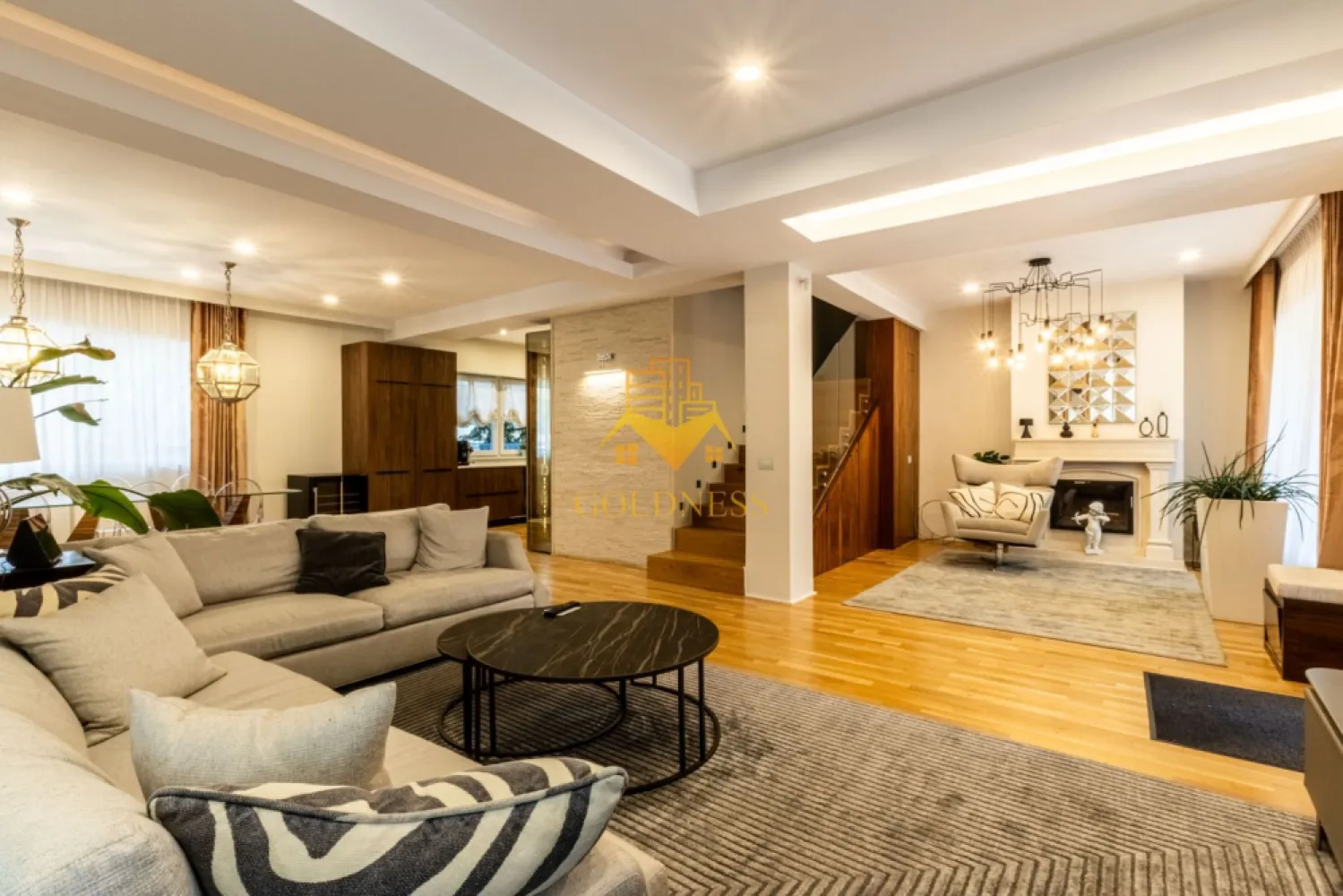 Casa individuala, Premium, 4 camere, 2 terase, Andrei Muresanu - Goldness Impobiliare propune spre închiriere o proprietate exclusivistă, situată într-una dintre cele mai liniștite și apreciate zone rezidențiale din Cluj-Napoca. Construită în 2010 și complet renovată în 2025, această reședință individuală redefinește standardele de confort și rafinament, fiind alegerea ideală pentru cei care apreciază calitatea și intimitatea.

Cu o suprafață utilă de 200 mp, locuința este compartimentată armonios în 4 camere luminoase, oferind un echilibru perfect între spațiu și funcționalitate. Livingul generos, scăldat în lumină naturală, creează cadrul ideal pentru relaxare sau momente petrecute alături de cei dragi, iar cele 3 dormitoare spațioase oferă intimitate și confort deplin.

Bucătăria, elegant amenajată și eficient organizată, este gândită pentru a satisface atât nevoile practice, cât și plăcerea de a găti și a lua masa într-un ambient plăcut. Cele două băi moderne completează funcționalitatea locuinței, fiind finisate cu atenție la detalii.

Proprietatea impresionează prin facilități dedicate relaxării și stării de bine: saună și jacuzzi, transformând locuința într-un adevărat refugiu privat, ideal pentru momente de răsfăț în confortul propriei case.

Spațiile de depozitare sunt excelent optimizate prin cele două dressinguri, iar cele două terase adaugă un plus de valoare experienței de locuire: terasa rooftop oferă o priveliște deosebită și un cadru perfect pentru seri relaxante, în timp ce terasa cu acces către grădină invită la petrecerea timpului în aer liber.

Casa se închiriază complet mobilată și utilată, cu piese de mobilier atent selecționate, care îmbină estetica modernă cu funcționalitatea. Sistemul de încălzire prin centrală termică proprie asigură un confort termic optim pe tot parcursul anului.

Poziționarea in zona Constantin Brancusi oferă un echilibru ideal între liniște, intimitate și acces rapid către punctele de interes ale orașului.

Această proprietate nu este doar o locuință, ci o experiență de lifestyle, dedicată celor care își doresc un spațiu elegant, modern și complet echipat, într-un cadru select din Cluj-Napoca.