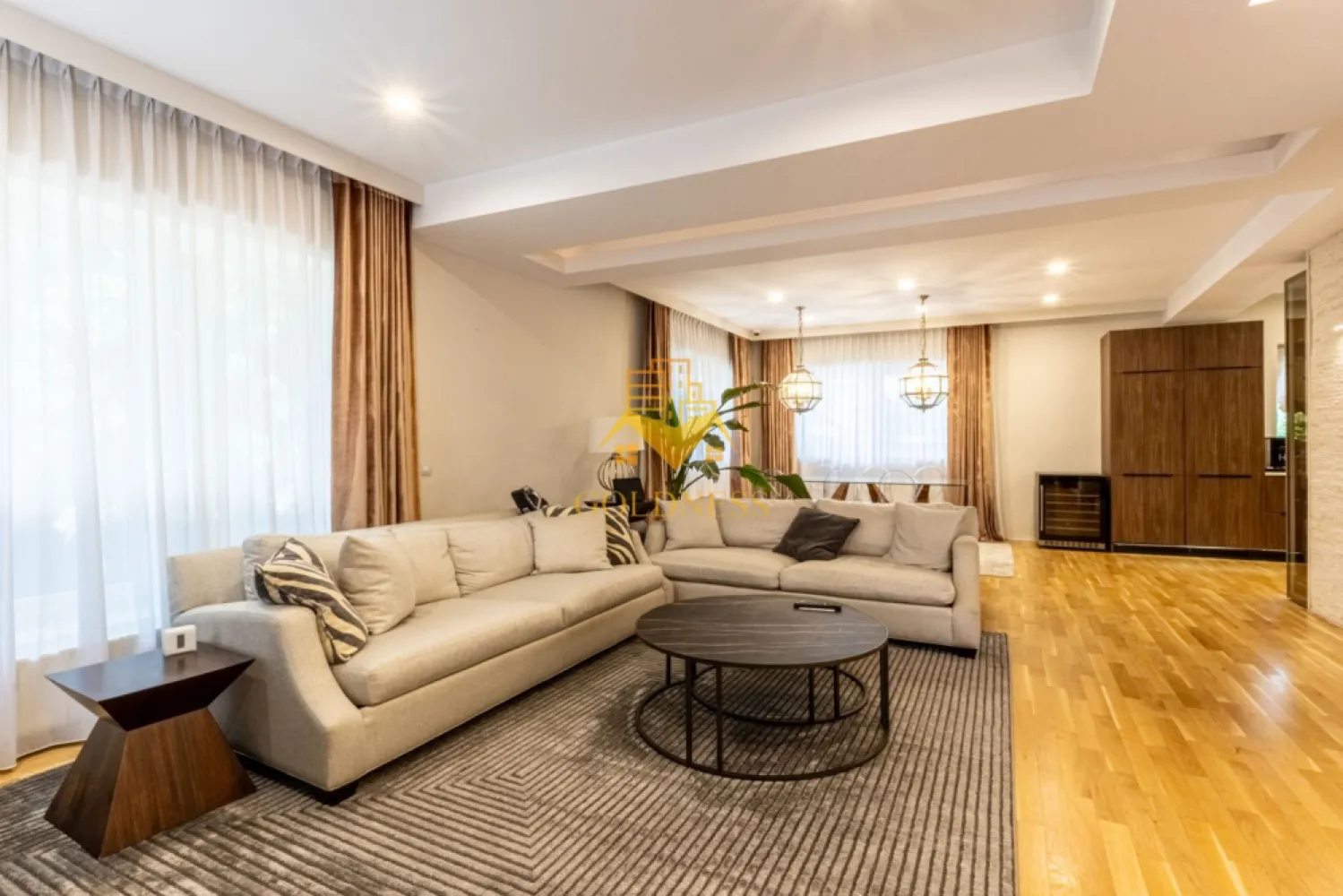 Casa individuala, Premium, 4 camere, 2 terase, Andrei Muresanu - Goldness Impobiliare propune spre închiriere o proprietate exclusivistă, situată într-una dintre cele mai liniștite și apreciate zone rezidențiale din Cluj-Napoca. Construită în 2010 și complet renovată în 2025, această reședință individuală redefinește standardele de confort și rafinament, fiind alegerea ideală pentru cei care apreciază calitatea și intimitatea.

Cu o suprafață utilă de 200 mp, locuința este compartimentată armonios în 4 camere luminoase, oferind un echilibru perfect între spațiu și funcționalitate. Livingul generos, scăldat în lumină naturală, creează cadrul ideal pentru relaxare sau momente petrecute alături de cei dragi, iar cele 3 dormitoare spațioase oferă intimitate și confort deplin.

Bucătăria, elegant amenajată și eficient organizată, este gândită pentru a satisface atât nevoile practice, cât și plăcerea de a găti și a lua masa într-un ambient plăcut. Cele două băi moderne completează funcționalitatea locuinței, fiind finisate cu atenție la detalii.

Proprietatea impresionează prin facilități dedicate relaxării și stării de bine: saună și jacuzzi, transformând locuința într-un adevărat refugiu privat, ideal pentru momente de răsfăț în confortul propriei case.

Spațiile de depozitare sunt excelent optimizate prin cele două dressinguri, iar cele două terase adaugă un plus de valoare experienței de locuire: terasa rooftop oferă o priveliște deosebită și un cadru perfect pentru seri relaxante, în timp ce terasa cu acces către grădină invită la petrecerea timpului în aer liber.

Casa se închiriază complet mobilată și utilată, cu piese de mobilier atent selecționate, care îmbină estetica modernă cu funcționalitatea. Sistemul de încălzire prin centrală termică proprie asigură un confort termic optim pe tot parcursul anului.

Poziționarea in zona Constantin Brancusi oferă un echilibru ideal între liniște, intimitate și acces rapid către punctele de interes ale orașului.

Această proprietate nu este doar o locuință, ci o experiență de lifestyle, dedicată celor care își doresc un spațiu elegant, modern și complet echipat, într-un cadru select din Cluj-Napoca.