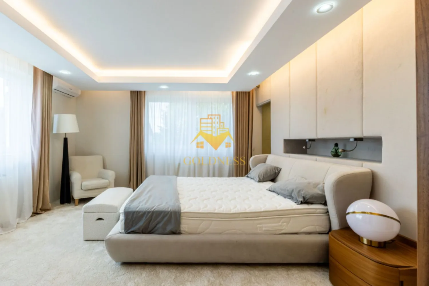 Casa individuala, Premium, 4 camere, 2 terase, Andrei Muresanu - Goldness Impobiliare propune spre închiriere o proprietate exclusivistă, situată într-una dintre cele mai liniștite și apreciate zone rezidențiale din Cluj-Napoca. Construită în 2010 și complet renovată în 2025, această reședință individuală redefinește standardele de confort și rafinament, fiind alegerea ideală pentru cei care apreciază calitatea și intimitatea.

Cu o suprafață utilă de 200 mp, locuința este compartimentată armonios în 4 camere luminoase, oferind un echilibru perfect între spațiu și funcționalitate. Livingul generos, scăldat în lumină naturală, creează cadrul ideal pentru relaxare sau momente petrecute alături de cei dragi, iar cele 3 dormitoare spațioase oferă intimitate și confort deplin.

Bucătăria, elegant amenajată și eficient organizată, este gândită pentru a satisface atât nevoile practice, cât și plăcerea de a găti și a lua masa într-un ambient plăcut. Cele două băi moderne completează funcționalitatea locuinței, fiind finisate cu atenție la detalii.

Proprietatea impresionează prin facilități dedicate relaxării și stării de bine: saună și jacuzzi, transformând locuința într-un adevărat refugiu privat, ideal pentru momente de răsfăț în confortul propriei case.

Spațiile de depozitare sunt excelent optimizate prin cele două dressinguri, iar cele două terase adaugă un plus de valoare experienței de locuire: terasa rooftop oferă o priveliște deosebită și un cadru perfect pentru seri relaxante, în timp ce terasa cu acces către grădină invită la petrecerea timpului în aer liber.

Casa se închiriază complet mobilată și utilată, cu piese de mobilier atent selecționate, care îmbină estetica modernă cu funcționalitatea. Sistemul de încălzire prin centrală termică proprie asigură un confort termic optim pe tot parcursul anului.

Poziționarea in zona Constantin Brancusi oferă un echilibru ideal între liniște, intimitate și acces rapid către punctele de interes ale orașului.

Această proprietate nu este doar o locuință, ci o experiență de lifestyle, dedicată celor care își doresc un spațiu elegant, modern și complet echipat, într-un cadru select din Cluj-Napoca.