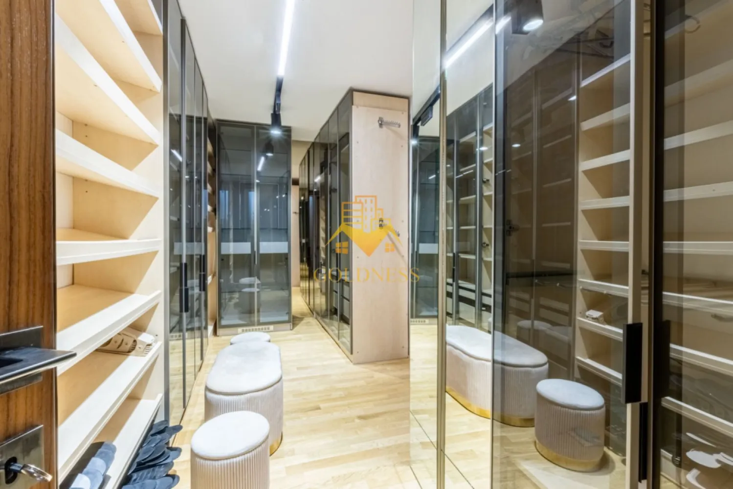 Casa individuala, Premium, 4 camere, 2 terase, Andrei Muresanu - Goldness Impobiliare propune spre închiriere o proprietate exclusivistă, situată într-una dintre cele mai liniștite și apreciate zone rezidențiale din Cluj-Napoca. Construită în 2010 și complet renovată în 2025, această reședință individuală redefinește standardele de confort și rafinament, fiind alegerea ideală pentru cei care apreciază calitatea și intimitatea.

Cu o suprafață utilă de 200 mp, locuința este compartimentată armonios în 4 camere luminoase, oferind un echilibru perfect între spațiu și funcționalitate. Livingul generos, scăldat în lumină naturală, creează cadrul ideal pentru relaxare sau momente petrecute alături de cei dragi, iar cele 3 dormitoare spațioase oferă intimitate și confort deplin.

Bucătăria, elegant amenajată și eficient organizată, este gândită pentru a satisface atât nevoile practice, cât și plăcerea de a găti și a lua masa într-un ambient plăcut. Cele două băi moderne completează funcționalitatea locuinței, fiind finisate cu atenție la detalii.

Proprietatea impresionează prin facilități dedicate relaxării și stării de bine: saună și jacuzzi, transformând locuința într-un adevărat refugiu privat, ideal pentru momente de răsfăț în confortul propriei case.

Spațiile de depozitare sunt excelent optimizate prin cele două dressinguri, iar cele două terase adaugă un plus de valoare experienței de locuire: terasa rooftop oferă o priveliște deosebită și un cadru perfect pentru seri relaxante, în timp ce terasa cu acces către grădină invită la petrecerea timpului în aer liber.

Casa se închiriază complet mobilată și utilată, cu piese de mobilier atent selecționate, care îmbină estetica modernă cu funcționalitatea. Sistemul de încălzire prin centrală termică proprie asigură un confort termic optim pe tot parcursul anului.

Poziționarea in zona Constantin Brancusi oferă un echilibru ideal între liniște, intimitate și acces rapid către punctele de interes ale orașului.

Această proprietate nu este doar o locuință, ci o experiență de lifestyle, dedicată celor care își doresc un spațiu elegant, modern și complet echipat, într-un cadru select din Cluj-Napoca.