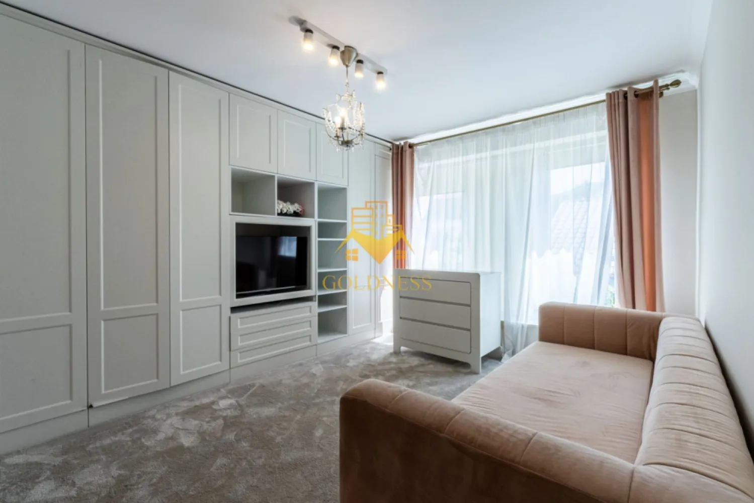 Casa individuala, Premium, 4 camere, 2 terase, Andrei Muresanu - Goldness Impobiliare propune spre închiriere o proprietate exclusivistă, situată într-una dintre cele mai liniștite și apreciate zone rezidențiale din Cluj-Napoca. Construită în 2010 și complet renovată în 2025, această reședință individuală redefinește standardele de confort și rafinament, fiind alegerea ideală pentru cei care apreciază calitatea și intimitatea.

Cu o suprafață utilă de 200 mp, locuința este compartimentată armonios în 4 camere luminoase, oferind un echilibru perfect între spațiu și funcționalitate. Livingul generos, scăldat în lumină naturală, creează cadrul ideal pentru relaxare sau momente petrecute alături de cei dragi, iar cele 3 dormitoare spațioase oferă intimitate și confort deplin.

Bucătăria, elegant amenajată și eficient organizată, este gândită pentru a satisface atât nevoile practice, cât și plăcerea de a găti și a lua masa într-un ambient plăcut. Cele două băi moderne completează funcționalitatea locuinței, fiind finisate cu atenție la detalii.

Proprietatea impresionează prin facilități dedicate relaxării și stării de bine: saună și jacuzzi, transformând locuința într-un adevărat refugiu privat, ideal pentru momente de răsfăț în confortul propriei case.

Spațiile de depozitare sunt excelent optimizate prin cele două dressinguri, iar cele două terase adaugă un plus de valoare experienței de locuire: terasa rooftop oferă o priveliște deosebită și un cadru perfect pentru seri relaxante, în timp ce terasa cu acces către grădină invită la petrecerea timpului în aer liber.

Casa se închiriază complet mobilată și utilată, cu piese de mobilier atent selecționate, care îmbină estetica modernă cu funcționalitatea. Sistemul de încălzire prin centrală termică proprie asigură un confort termic optim pe tot parcursul anului.

Poziționarea in zona Constantin Brancusi oferă un echilibru ideal între liniște, intimitate și acces rapid către punctele de interes ale orașului.

Această proprietate nu este doar o locuință, ci o experiență de lifestyle, dedicată celor care își doresc un spațiu elegant, modern și complet echipat, într-un cadru select din Cluj-Napoca.