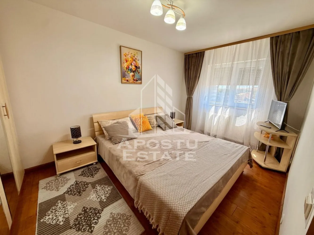 Apartament 3 camere, de inchiriat, Complexul Studentesc, Timisoara - Agentia imobiliara APOSTU ESTATE va propune spre inchiriere un apartament cu 3 camere, spatios si luminos, situat in zona Complexului Studentesc, o zona linistita si bine pozitionata din Timisoara, potrivit pentru cupluri,familii, sau studenti care isi doresc o locuinta unde sa se simta confortabil si cu acces facil catre scoli, statii de autobuz, supermarketuri , magazine de zona, parcuri.

Suprafata utila: 76 mp
Compartimentare eficienta:
-Hol de acces generos
-Bucatarie complet mobilata si utilata, cu loc de luat masa
-Living luminos si spatios
-Dormitoare mobilate si utilate
-Baie prevazuta cu dus

Confort si facilitati:
-Incalzirea apartamentului: centrala proprie
-Incalzirea prin calorifere
-Apartamentul este complet mobilat si utilat
-Nu se accepta animale de companie de catre proprietar

Localizare:
-Timis,Timisoara, zona Girocului – acces facil spre magazine, supermarketuri, scoli, parcuri si mijloace de transport in comun.

Ideal pentru:
-Familii
-Cupluri
-Studenti

Disponibilitate: imediata
Pret chirie lunara: 460 euro
Programeaza o vizionare pentru a-ti putea imagina viitorul aici!
ID intern: CP3108538