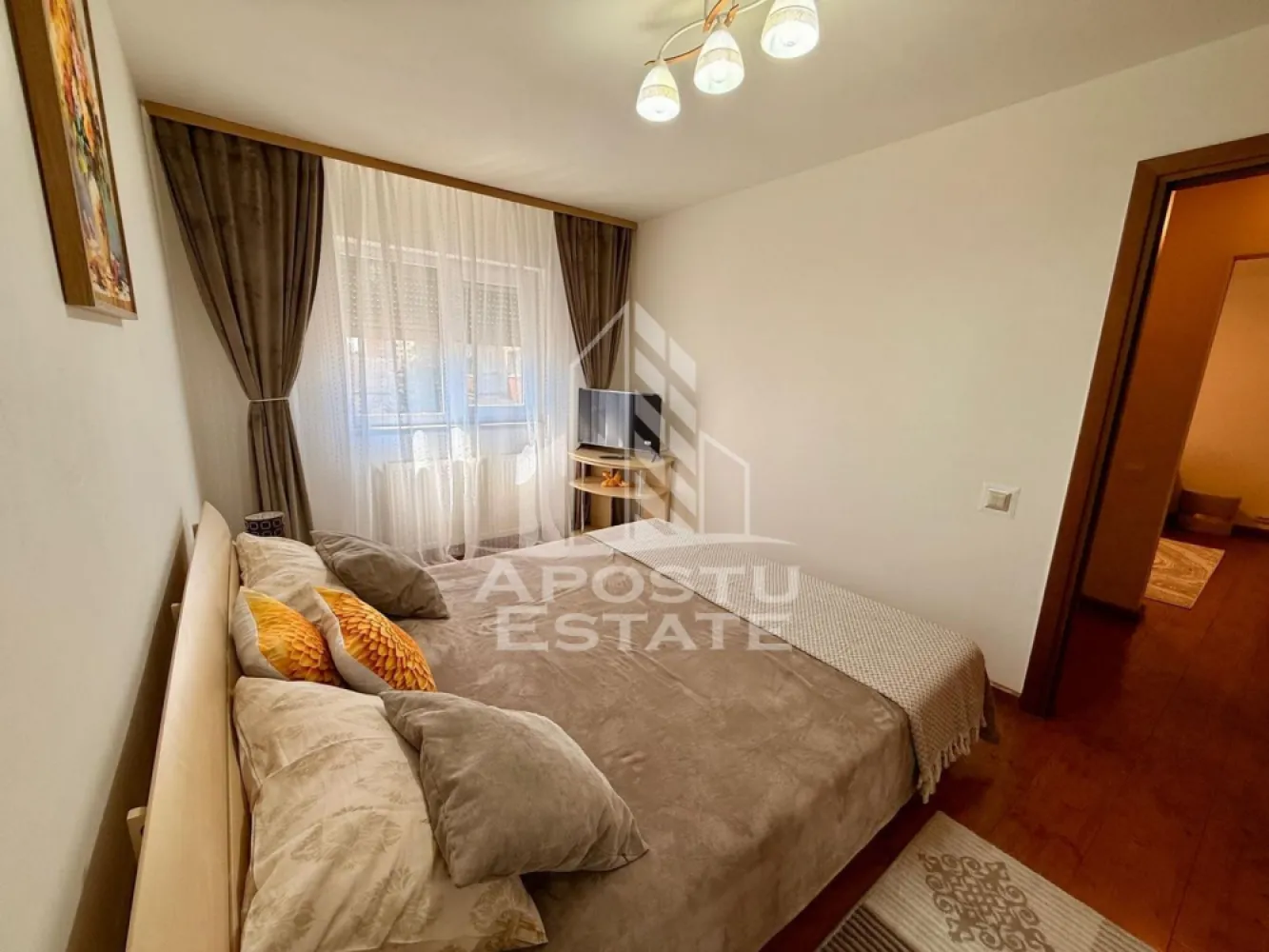 Apartament 3 camere, de inchiriat, Complexul Studentesc, Timisoara - Agentia imobiliara APOSTU ESTATE va propune spre inchiriere un apartament cu 3 camere, spatios si luminos, situat in zona Complexului Studentesc, o zona linistita si bine pozitionata din Timisoara, potrivit pentru cupluri,familii, sau studenti care isi doresc o locuinta unde sa se simta confortabil si cu acces facil catre scoli, statii de autobuz, supermarketuri , magazine de zona, parcuri.

Suprafata utila: 76 mp
Compartimentare eficienta:
-Hol de acces generos
-Bucatarie complet mobilata si utilata, cu loc de luat masa
-Living luminos si spatios
-Dormitoare mobilate si utilate
-Baie prevazuta cu dus

Confort si facilitati:
-Incalzirea apartamentului: centrala proprie
-Incalzirea prin calorifere
-Apartamentul este complet mobilat si utilat
-Nu se accepta animale de companie de catre proprietar

Localizare:
-Timis,Timisoara, zona Girocului – acces facil spre magazine, supermarketuri, scoli, parcuri si mijloace de transport in comun.

Ideal pentru:
-Familii
-Cupluri
-Studenti

Disponibilitate: imediata
Pret chirie lunara: 460 euro
Programeaza o vizionare pentru a-ti putea imagina viitorul aici!
ID intern: CP3108538