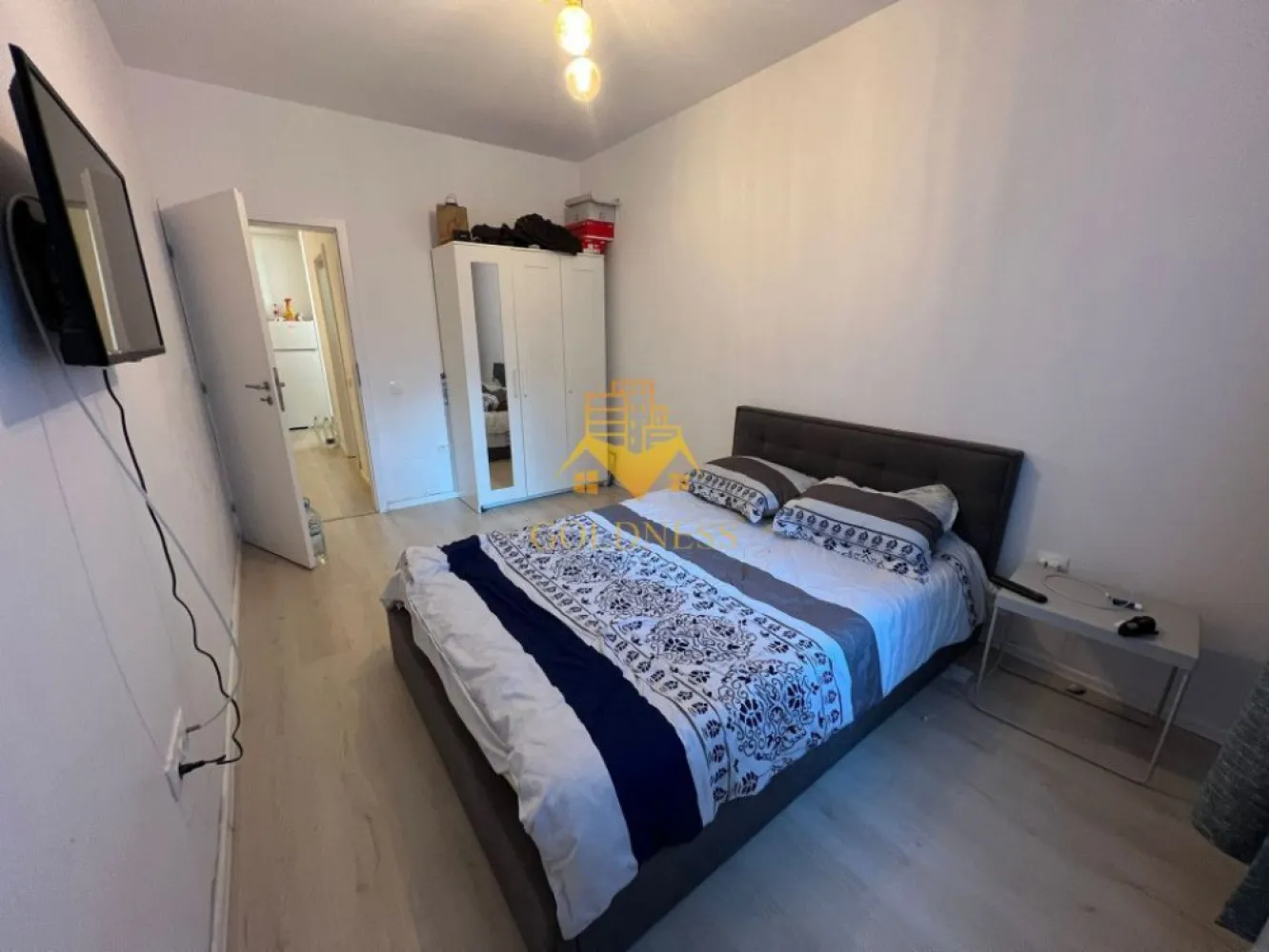 3 camere, modern, bloc nou, Baciu, Galaxiei zona Old GYM, Pet Friendly - GOLDNESS Imobiliare vă propune spre închiriere un apartament cu 3 camere complet mobilat și utilat, la demisol într-un imobil de 7 etaje, în Baciu. Apartamentul este compartimentat astfel:
 - dormitor cu pat matrimonial, spatiu pentru depozitare
 - dormitor cu pat matrimonial, spatiu pentru depozitare
 - living cu bucatarie open-space complet utilată, canapea extensibilă, loc de servit masa 
 - baie cu vana, calorifer port prosop inox și dulap pentru depozitare.

Imobilul este dotat cu toate cele necesare- centrală proprie, mașină de spălat haine, frigider, plită electrică, hotă, etc. 
Se află în apropierea stațiilor de transport în comun, magazine, restaurante, spații verzi, farmacii, etc. 
Posibilitate de parcare in zona !

Dacă sunteți interesați de acest apartament și doriți să îl vizionați, dar și pentru alte oferte sau detalii nu ezitați să ne contactați telefonic sau prin e-mail - goldnessimobiliare@gmail.com. Vă stăm la dispoziție!